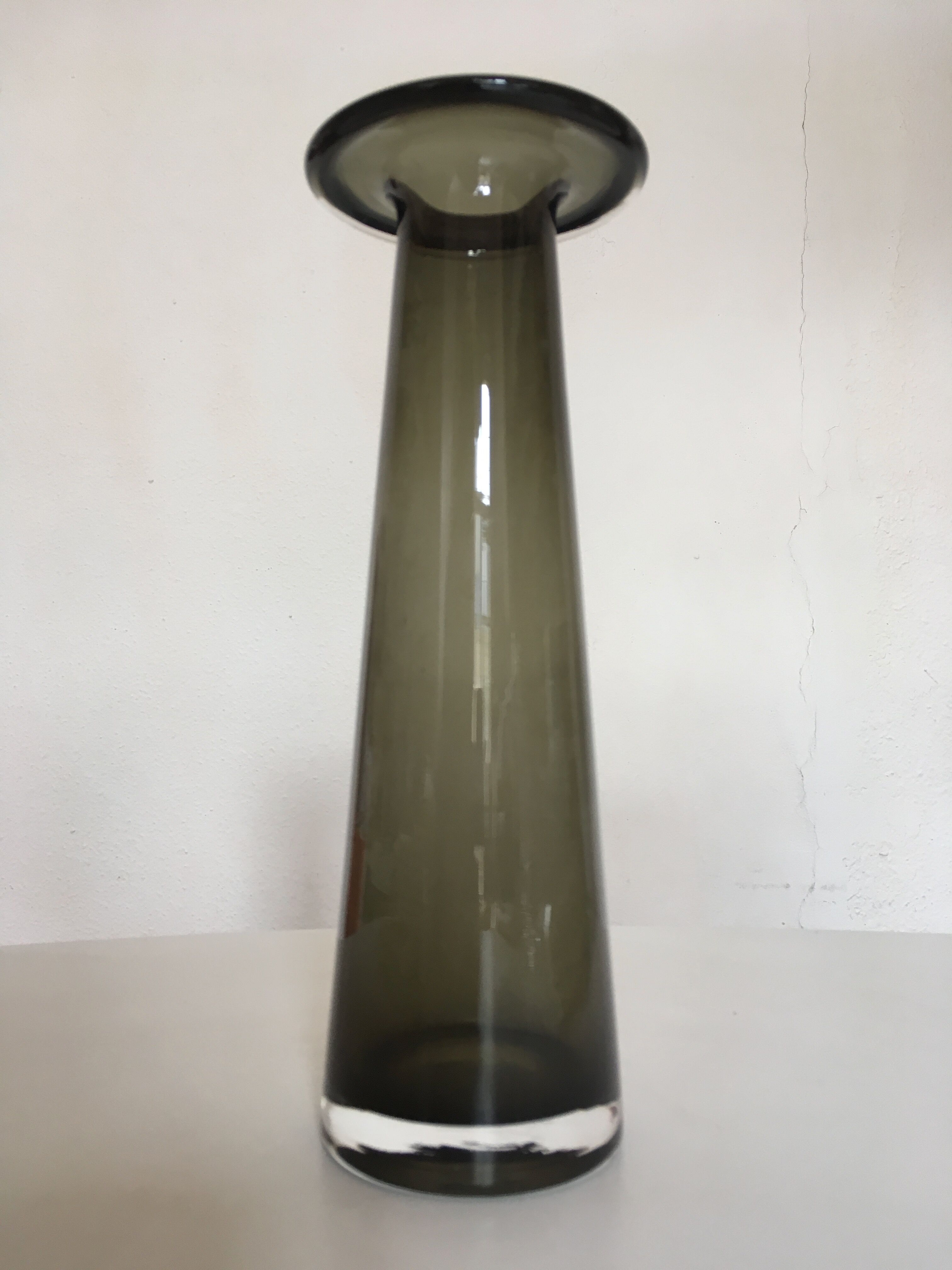 Vase mid century scandinave en verre gris kaki