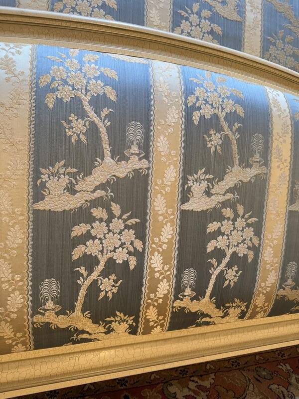 Lit capitonné de style Louis XVI en bois beige