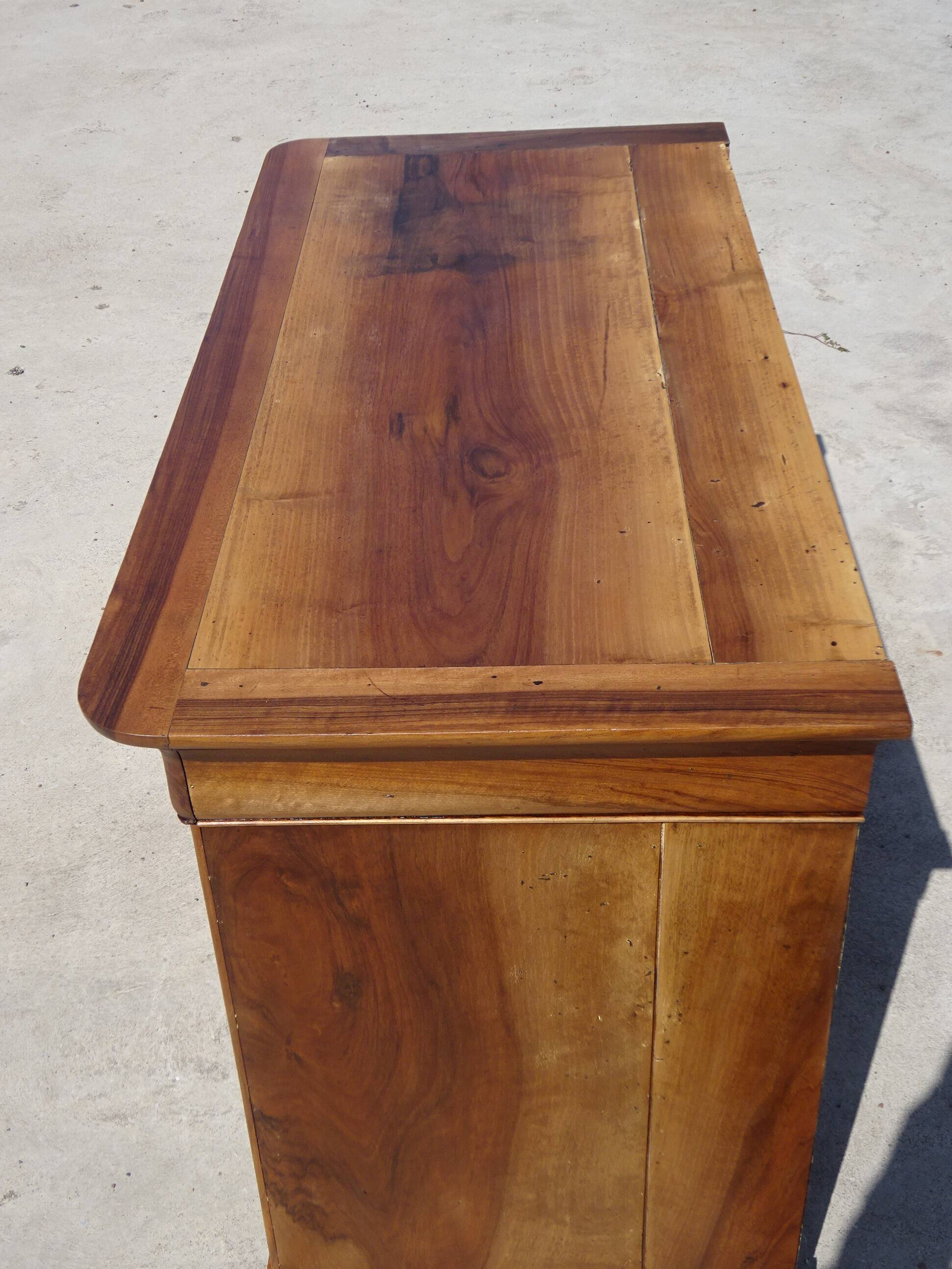 Antique Louis Philippe chest of drawers made entirely of walnut.