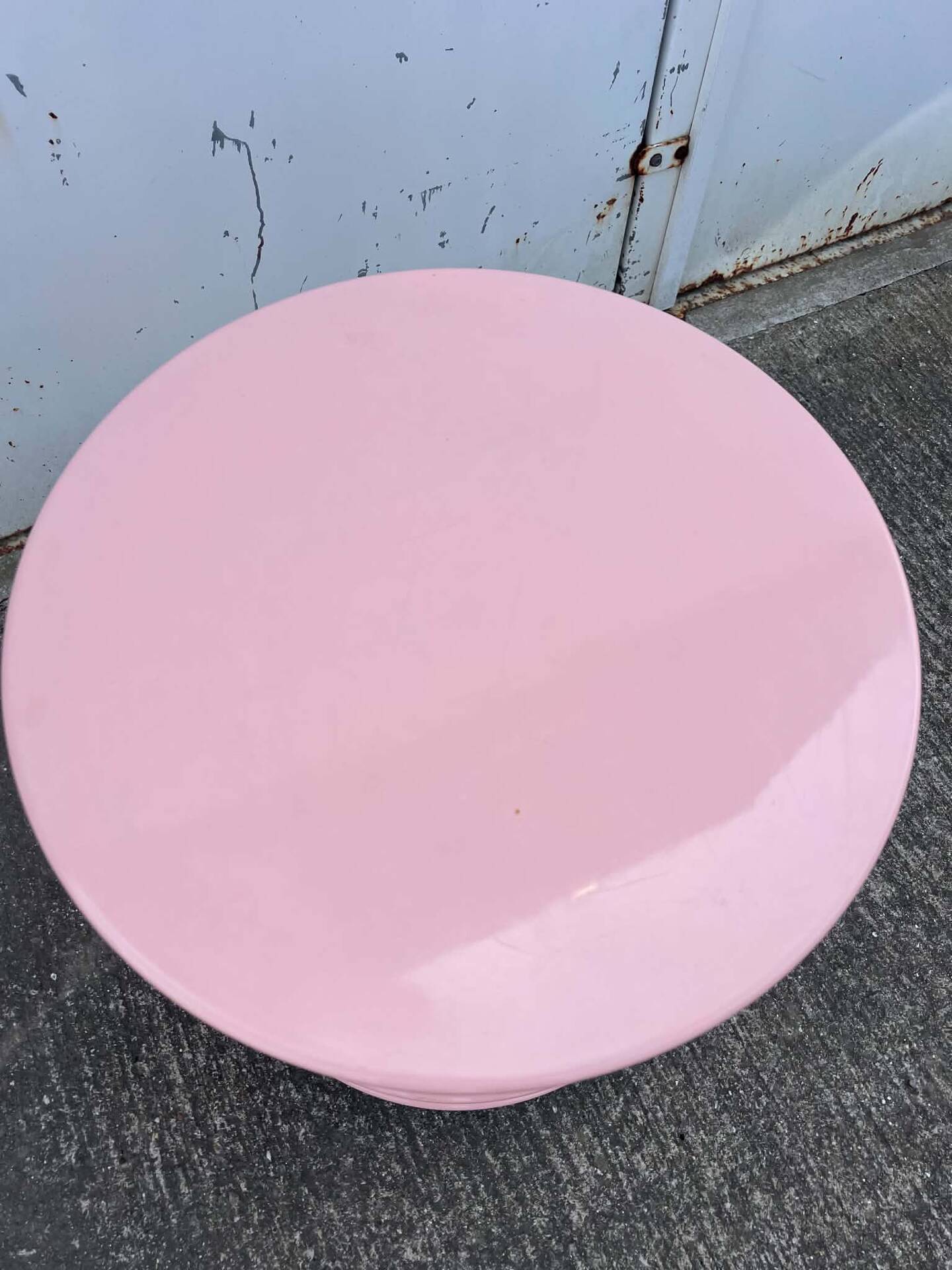 Mini bar dessert from the 80s, Memphis style, light pink lacquered wood.