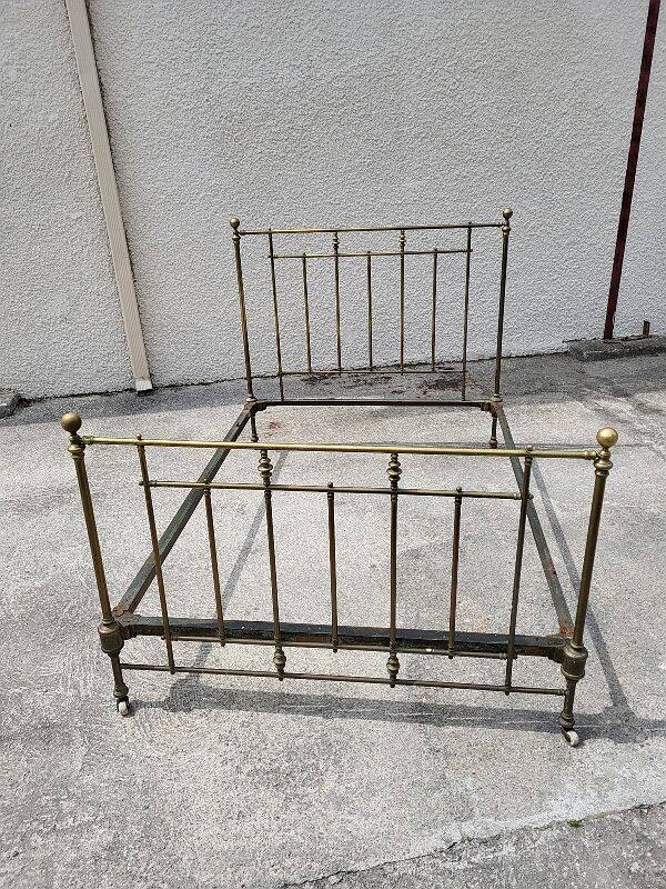 Lit en laiton dore 140 x 190 en couchage