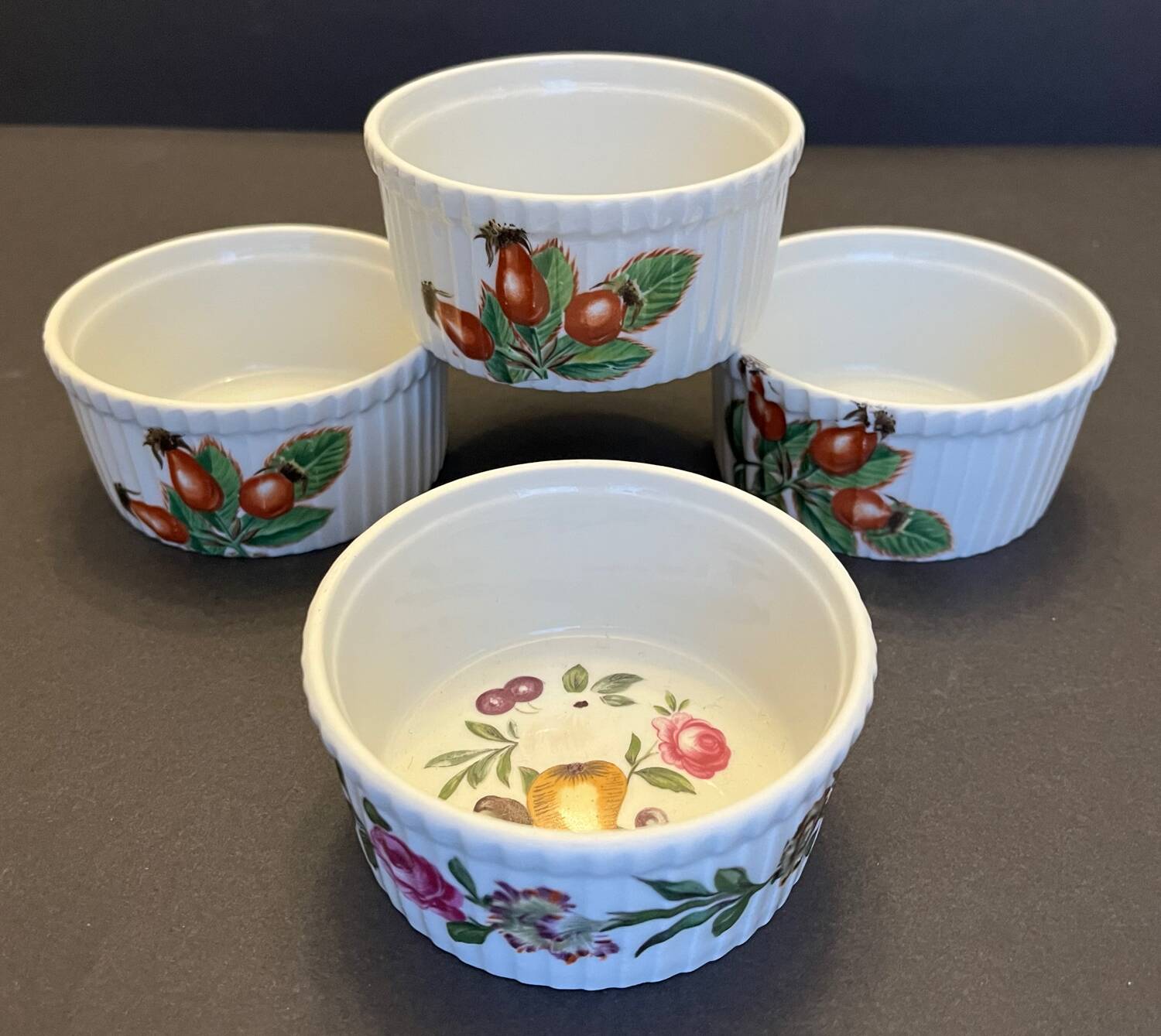 Set of 4 porcelain dishes from Paris