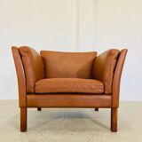 Fauteuil lounge scandinave vintage en cuir cognac, style milieu du siècle