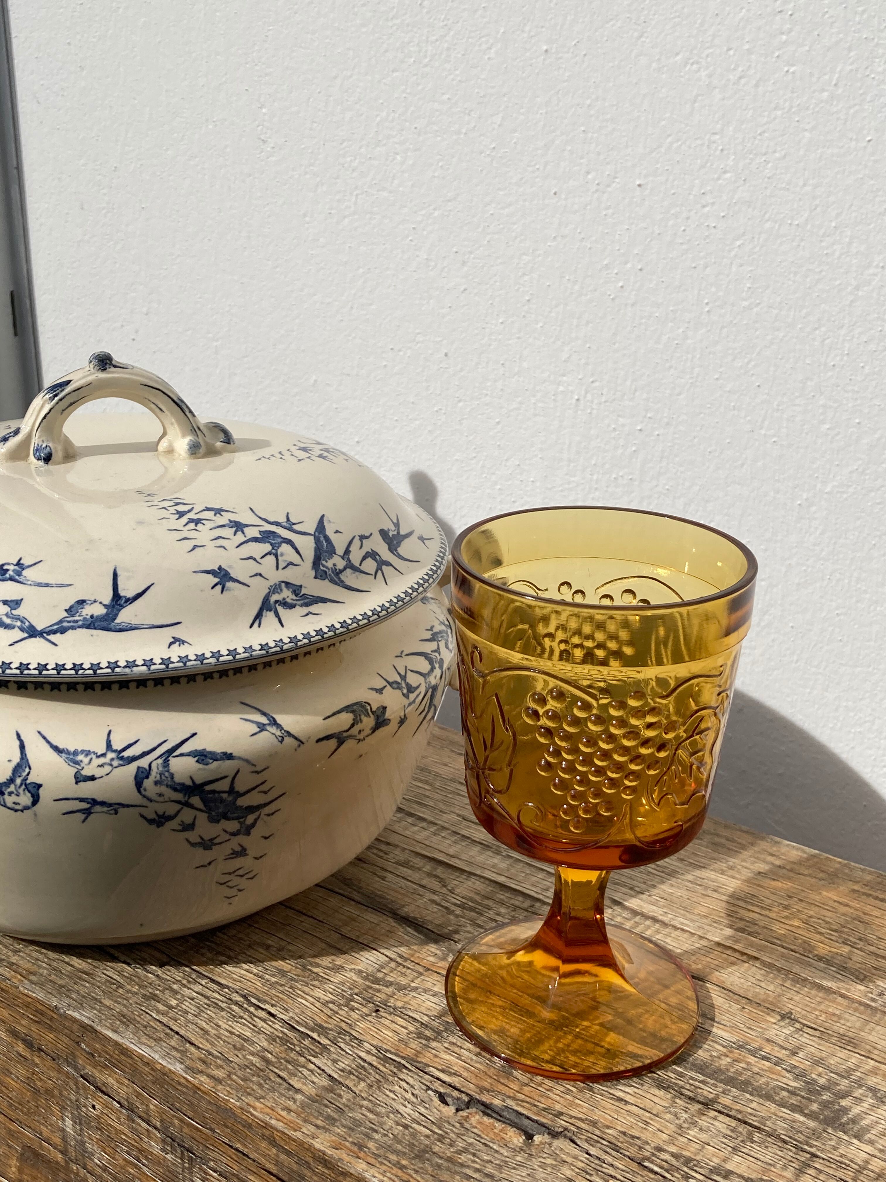 Amber stemmed glasses with vintage fruit decoration - Old brown glasses