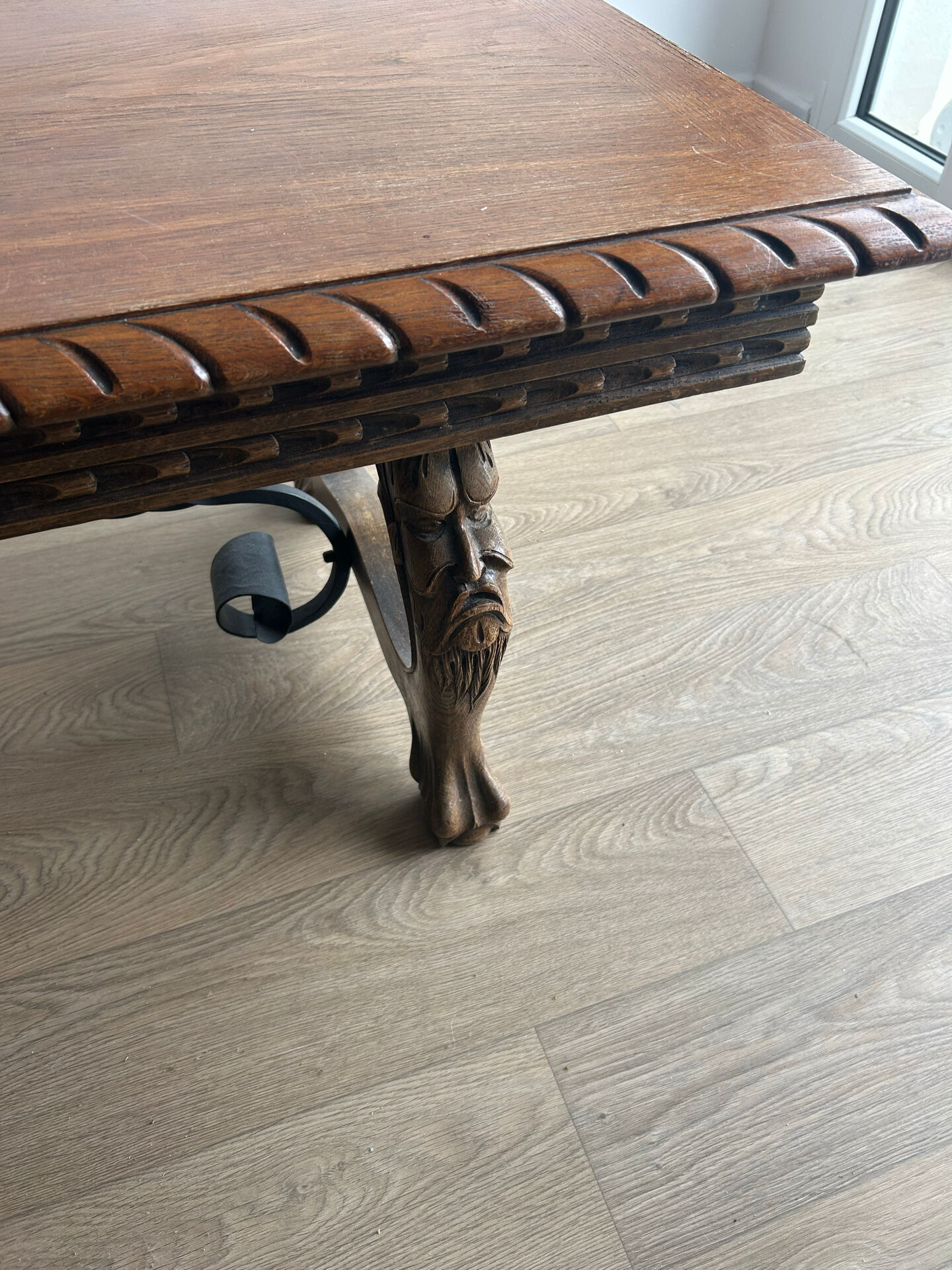Table basse Renaissance espagnole en bois sculpté