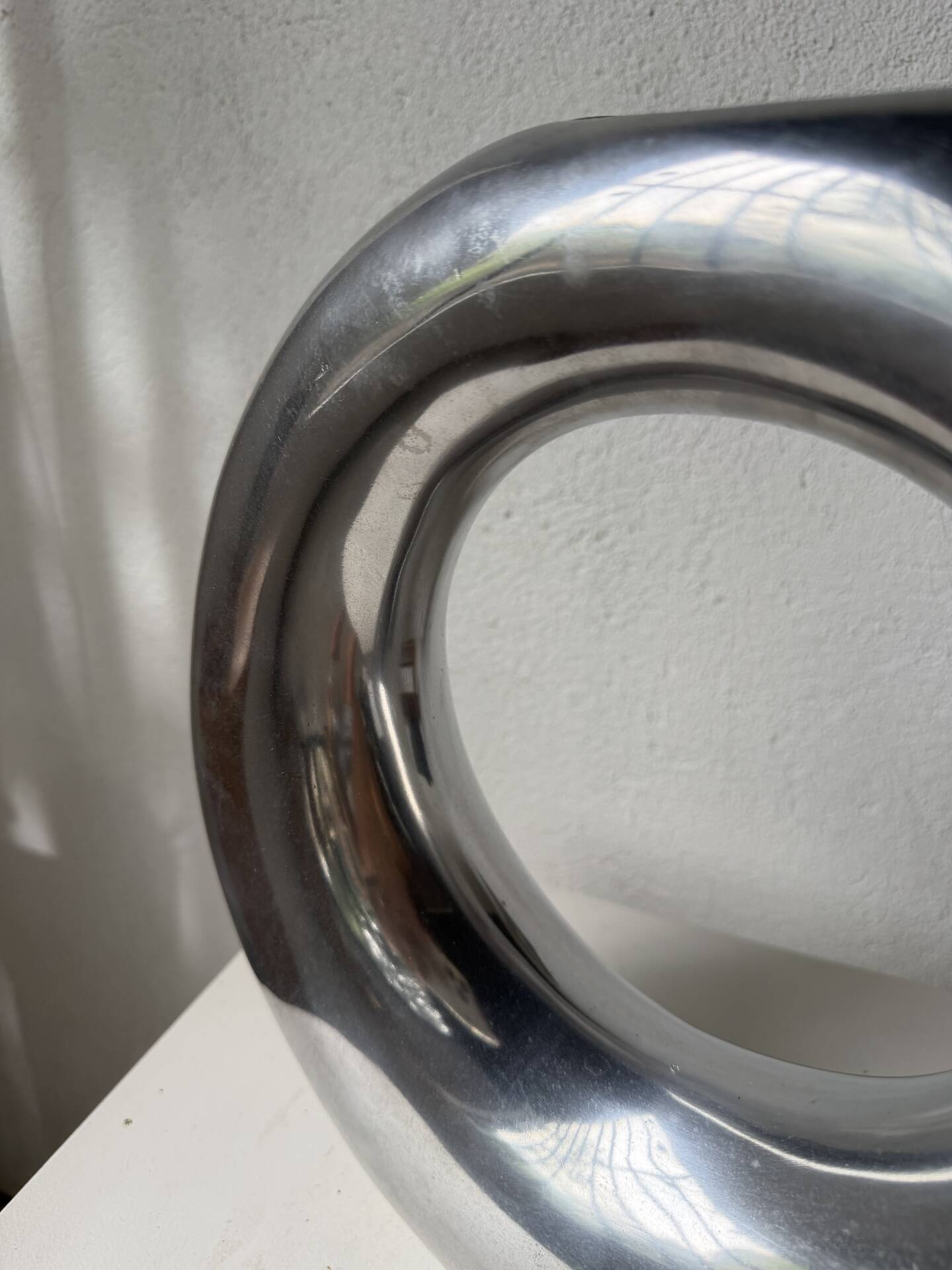 Round aluminium loop vase