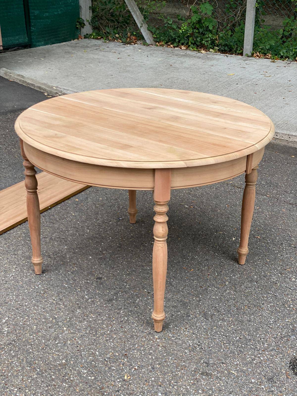 Table à manger ronde extensible Louis Philippe décapée en merisier massif 1