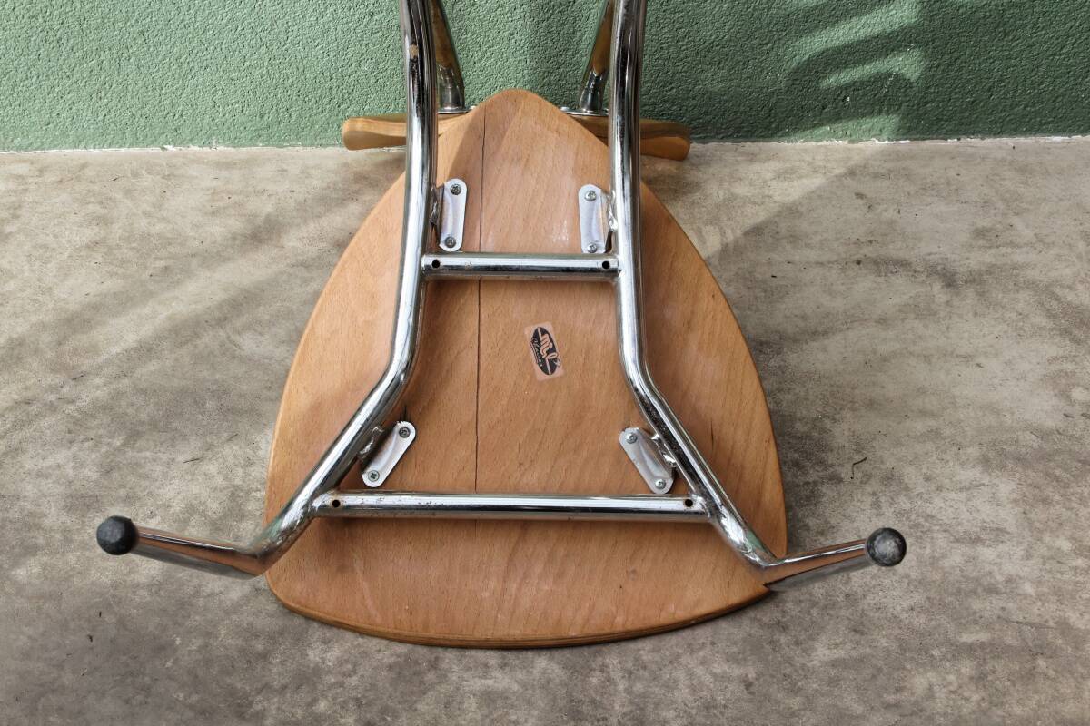 Set of two pairs of vintage 1970s chairs, in chrome metal and beech.