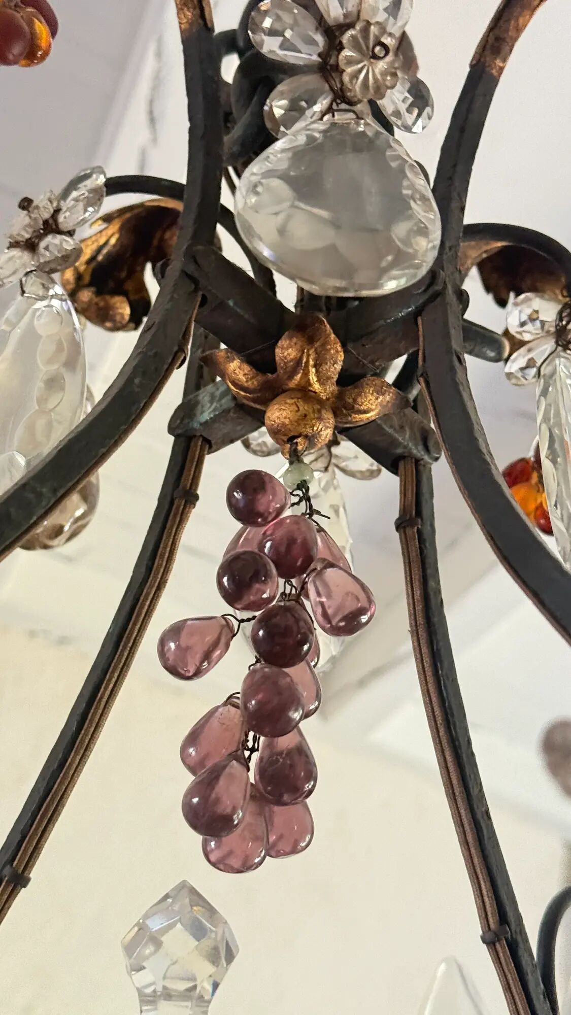 Lustrous chandelier with pendants and glass fruits, Maison Baguès, six lights.