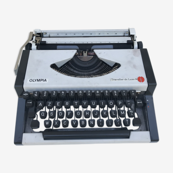Machine à écrire olympia traveller de luxe avec sa malle