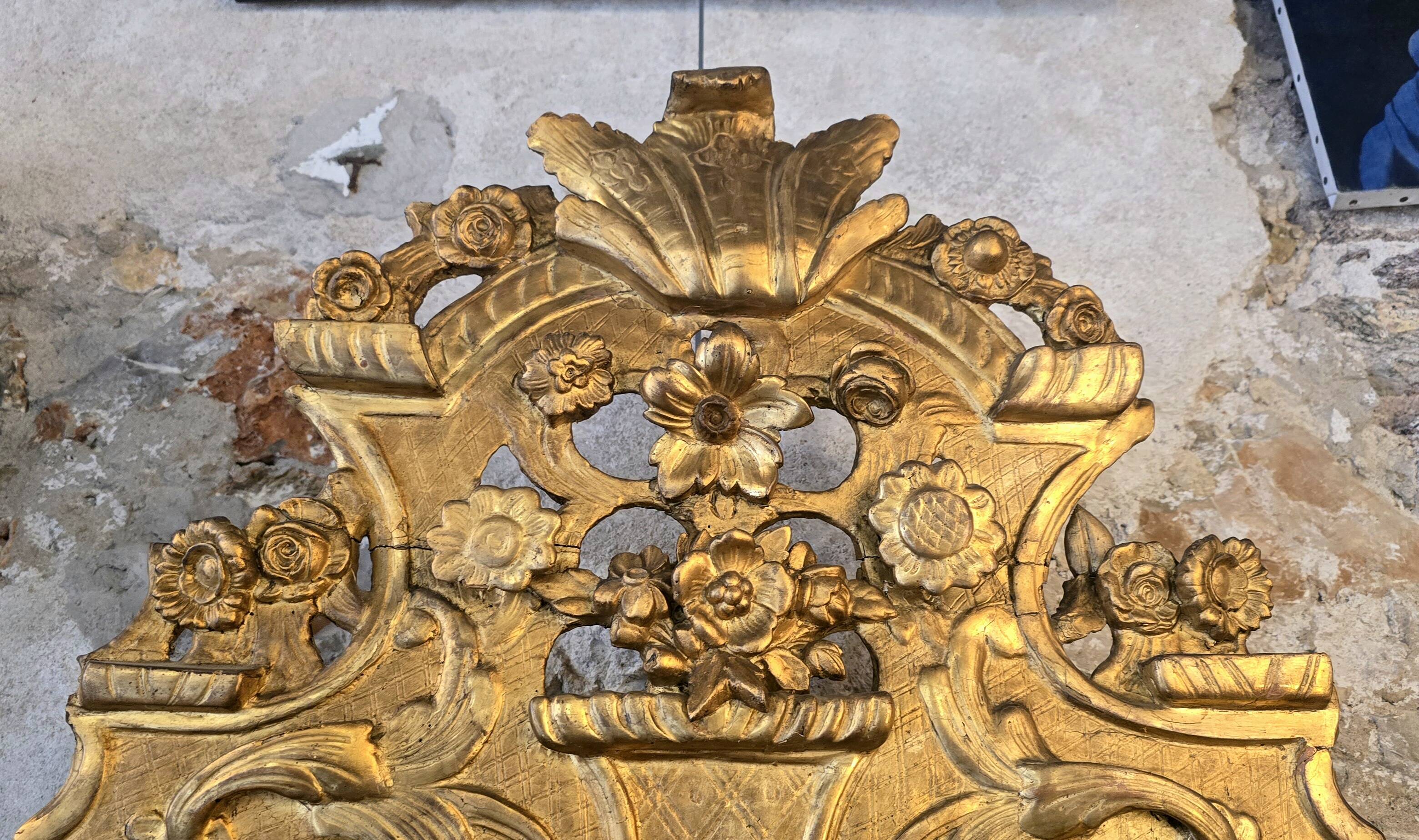 Miroir d’époque Régence à fronton en bois sculpté et doré  – XVIIIe