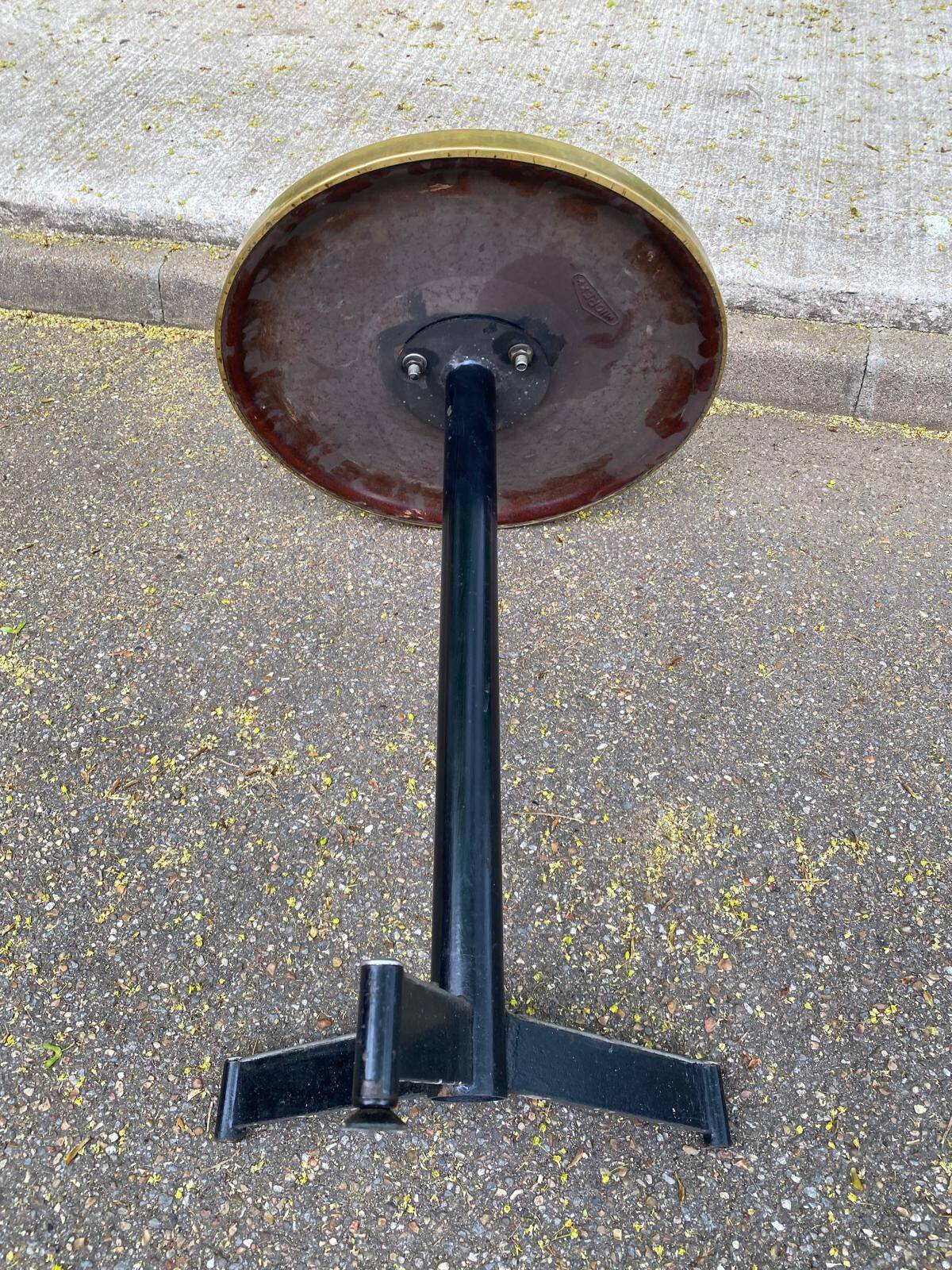 Round bistro table with a central pedestal, gold marble effect and black steel, 60cm.