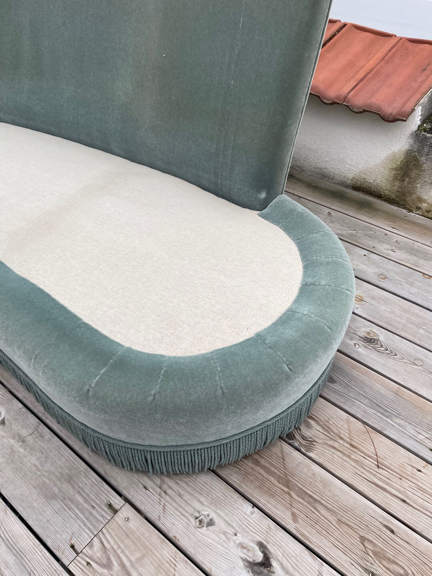 Rounded sofa with fringes