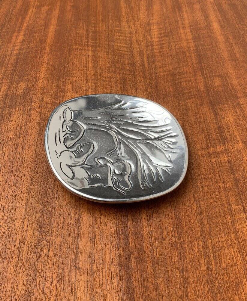 Vintage Canadian metal bowl with beaver decoration by Hoselton.