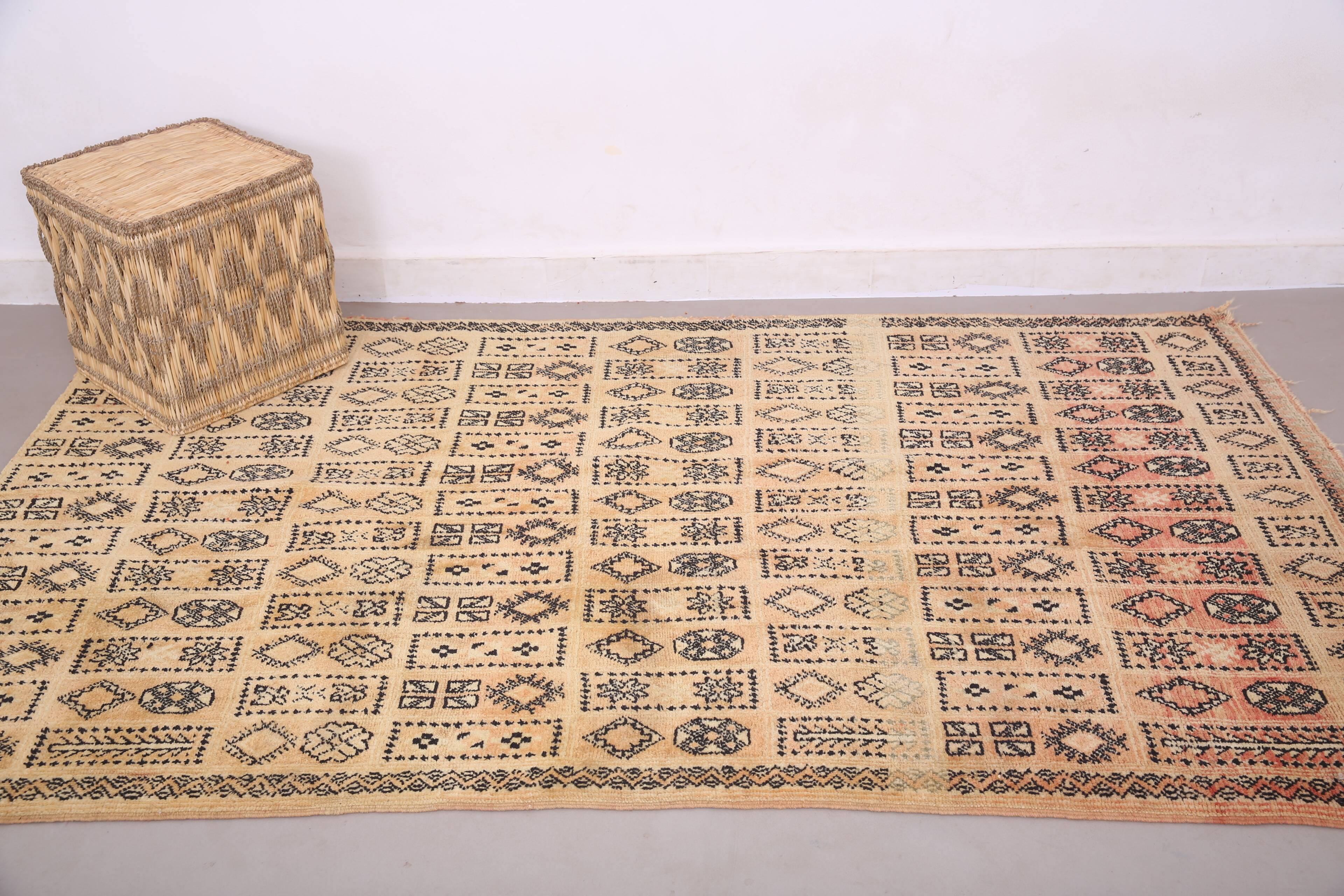 Vintage Moroccan Rug 134 x 221 cm- Berber Wool Rug - Authentic Handmade Rug