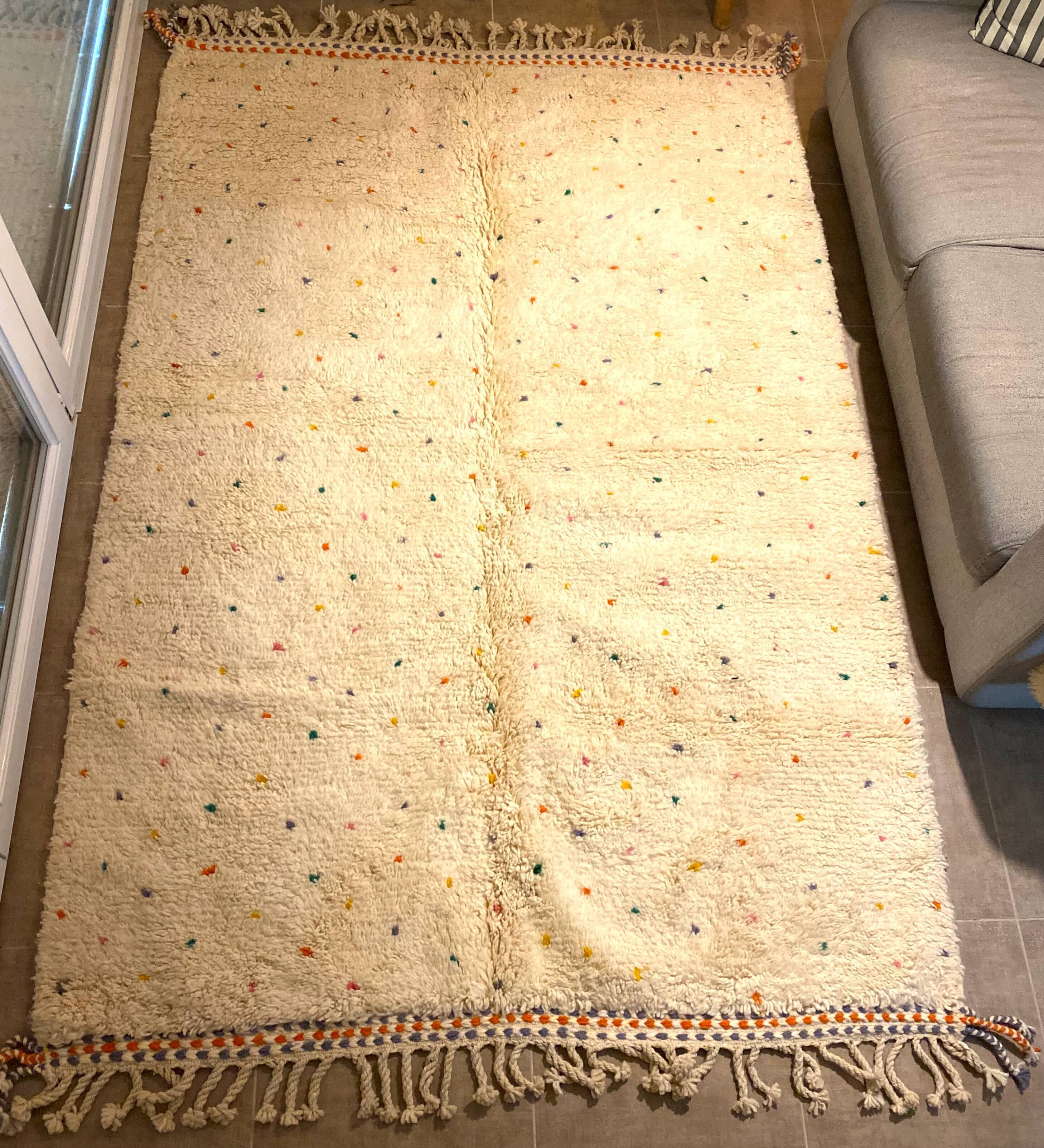 Tapis berbère à petits pois multicolores