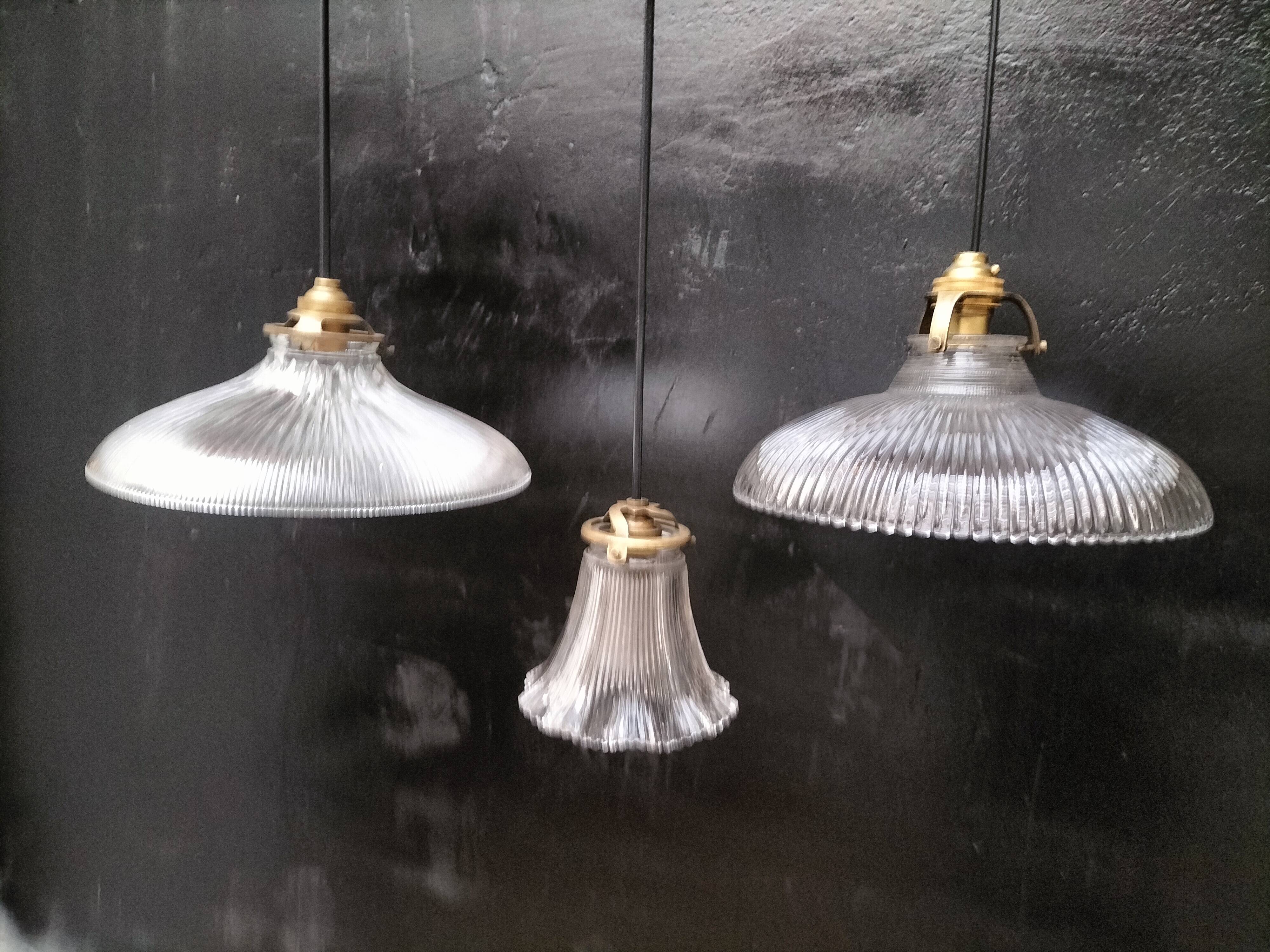 Holophane suspensions