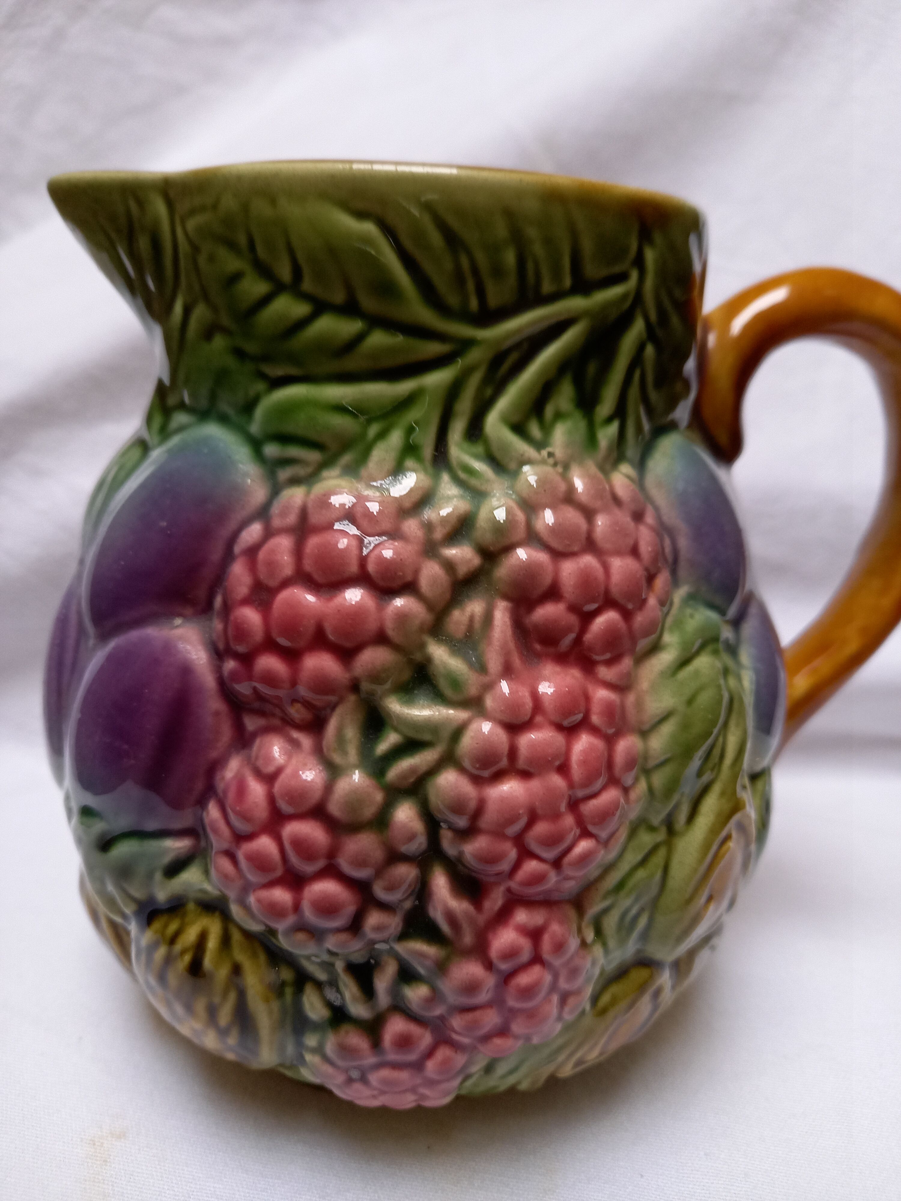 Slurry pitcher with fruit decoration