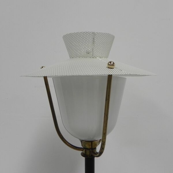 Lampe vintage sur pied avec abat-jour en verre et abat-jour en acier perforé