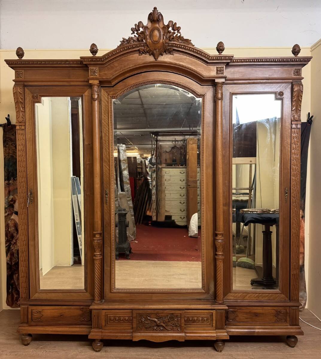 armoire style Louis XVI en noyer vers 1850