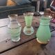 Trio de vases rétro – verre granité vert & doré (années 50/60)