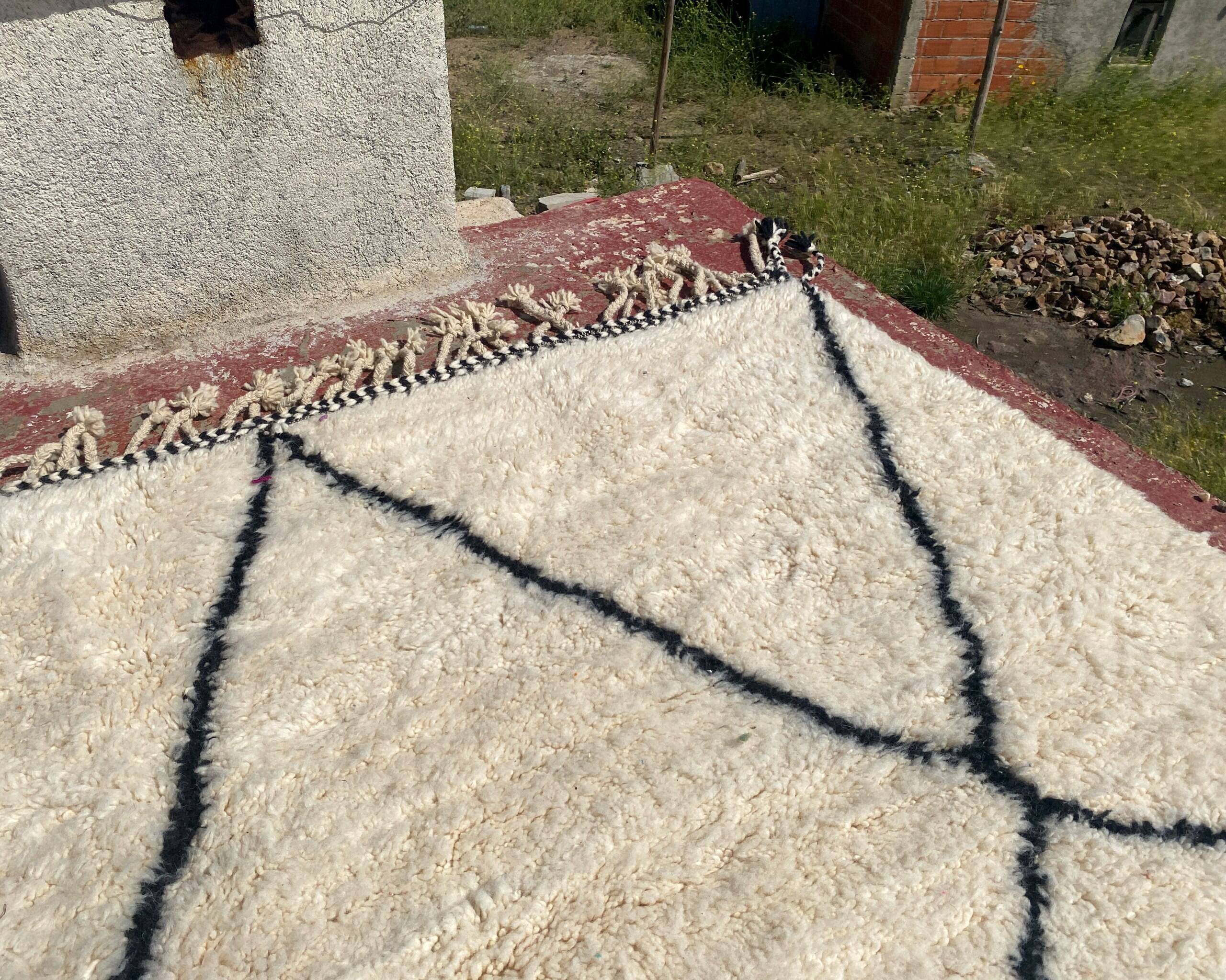 Very large vintage Beni Ouarain rug in cream wool with black diamonds, 426x344cm.