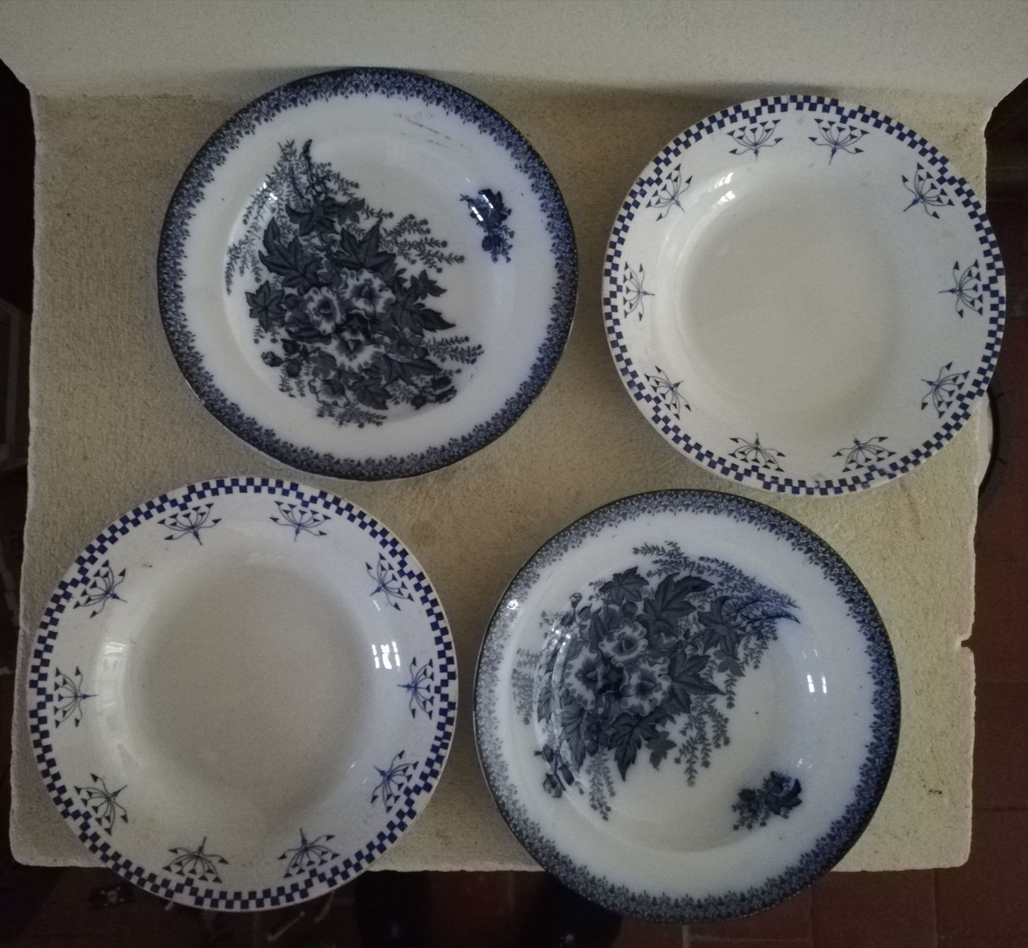 4 assiettes à soupe terre de fer dépareillées