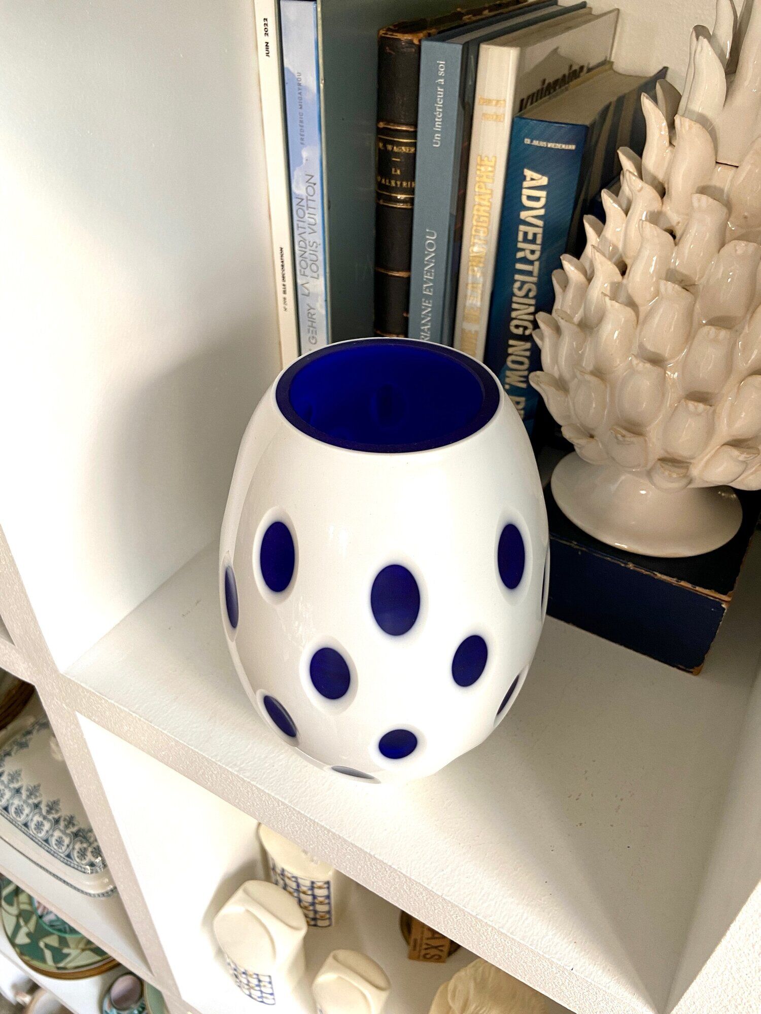 Vase overlay en pâte de verre blanche et bleue