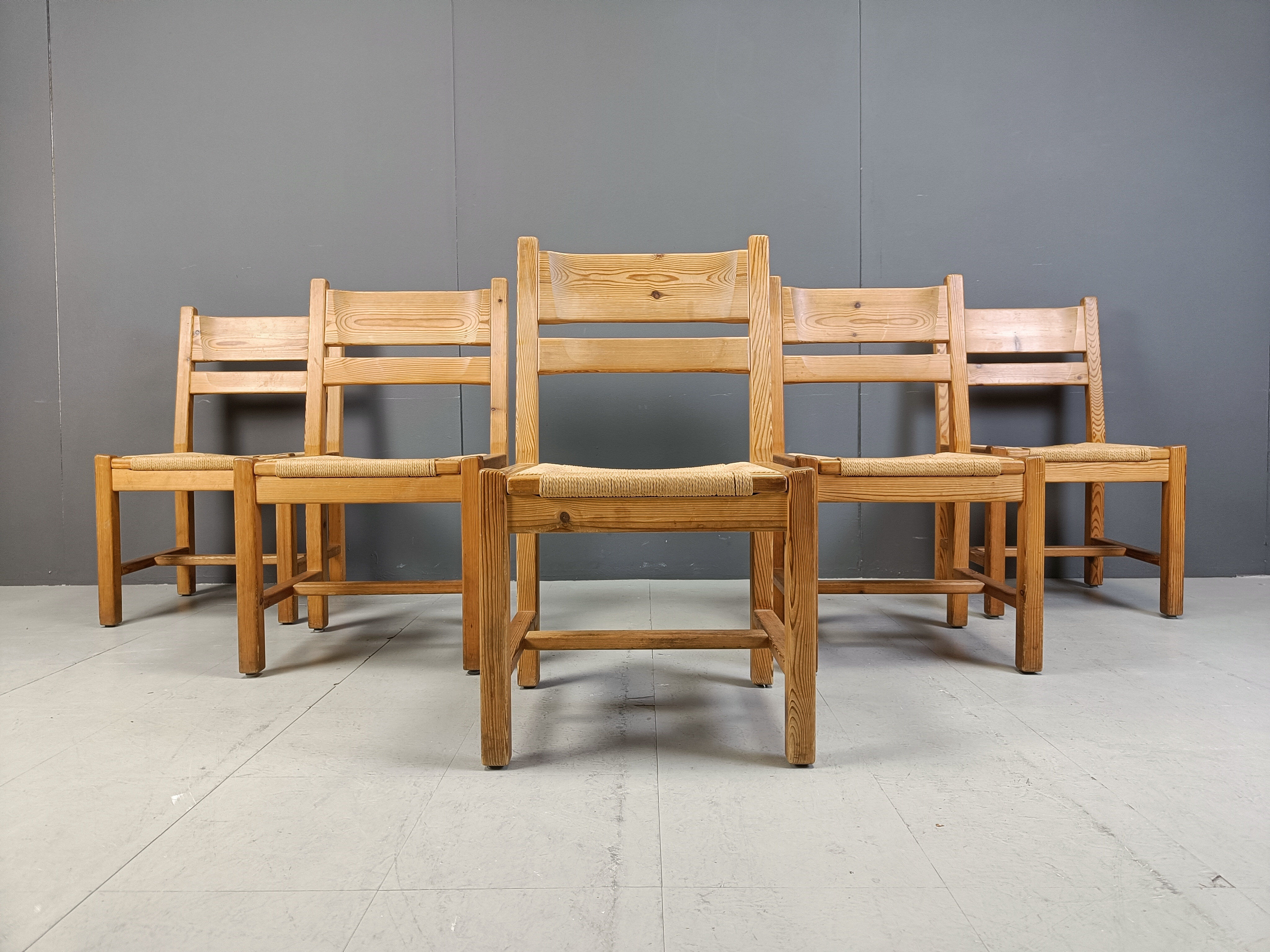 Ensemble de 5 chaises en bois de pin par GM Mobler, années 1960.