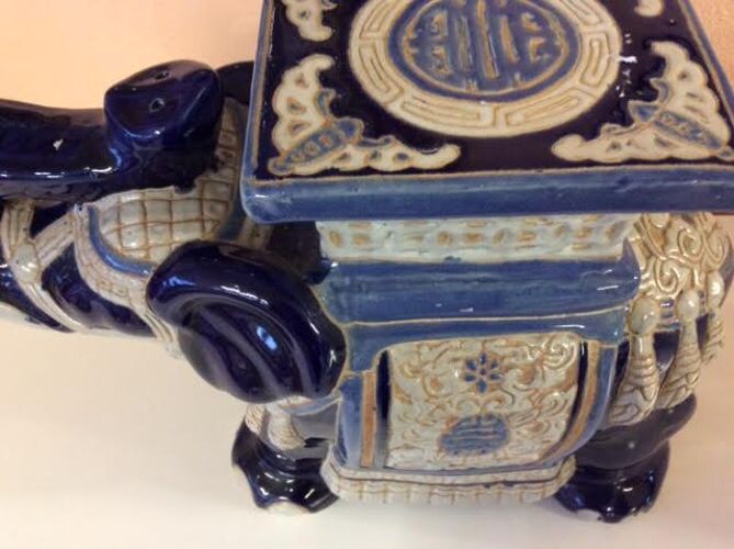 Table d'appoint eléphant en céramique bleu