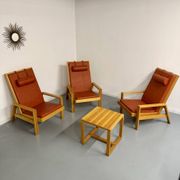 Scandinavian design lounge set in pine with 3 lounge chairs and a table from the 70s.