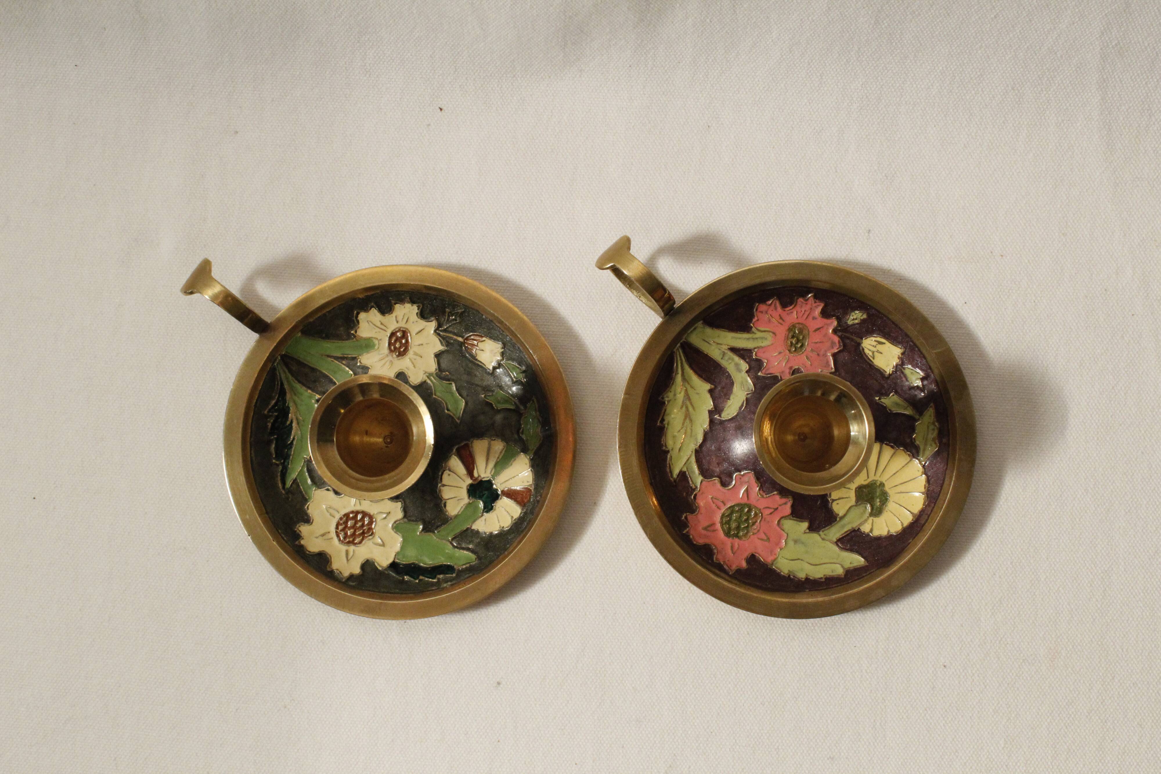 Set of 2 round golden metal candle holders and floral patterns