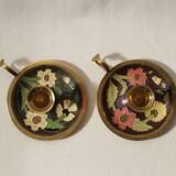 Set of 2 round golden metal candle holders and floral patterns