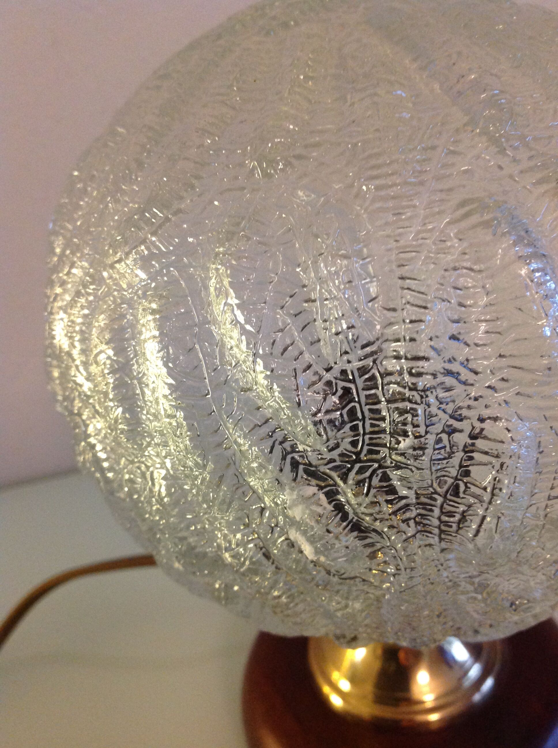 Structured glass bedside lamp and wooden foot / vintage 60s-70s