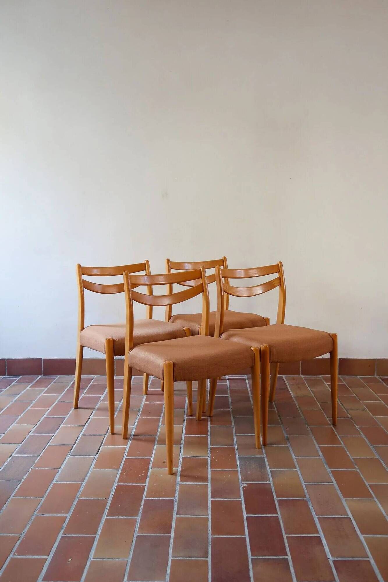 4 chaises scandinaves vintage en bois clair