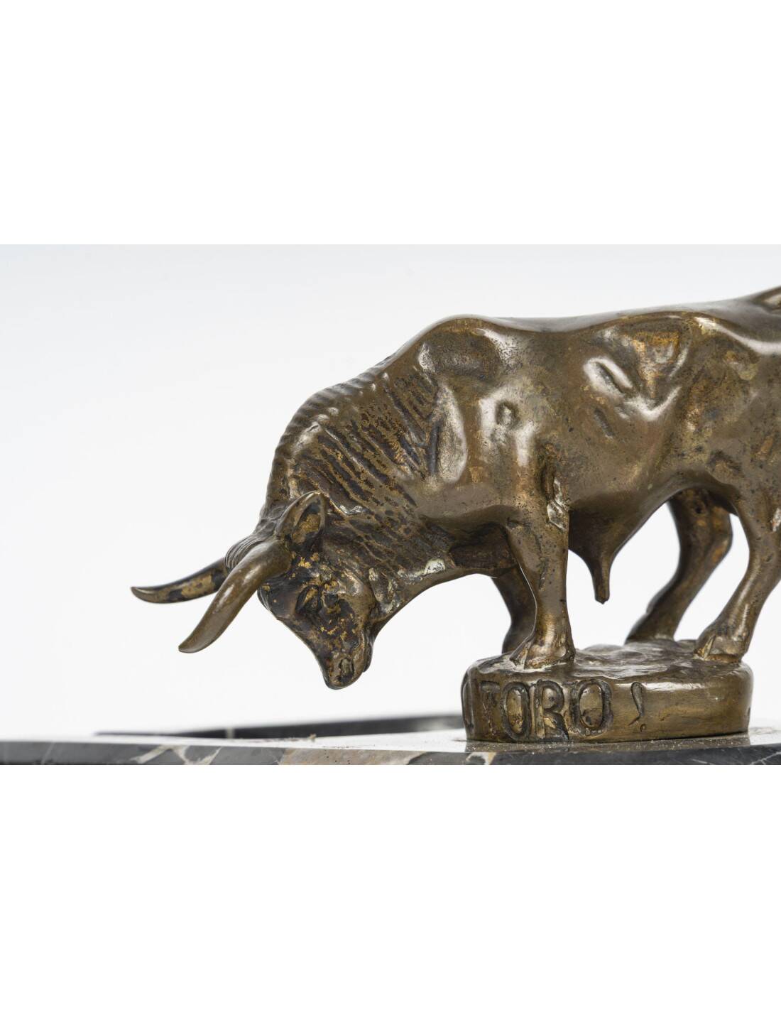 Early 20th century ashtray in patinated bronze and marble.