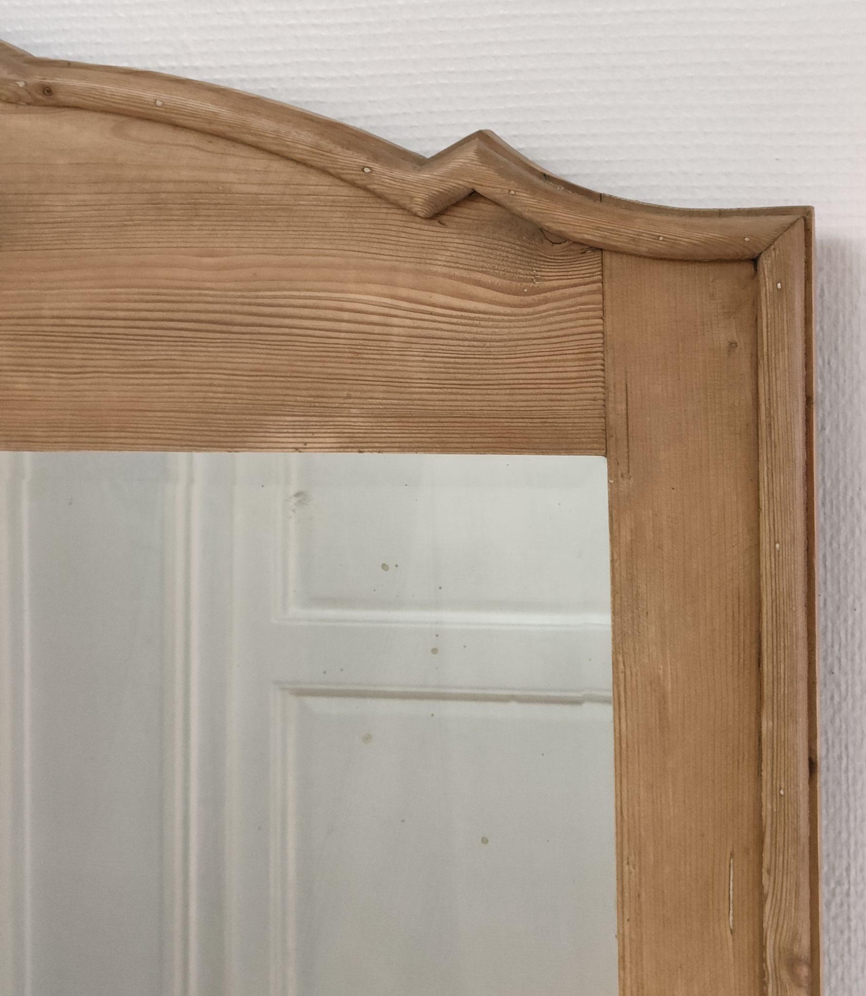 Miroir bois patiné glace biseautée vintage 76 cm x 96 cm