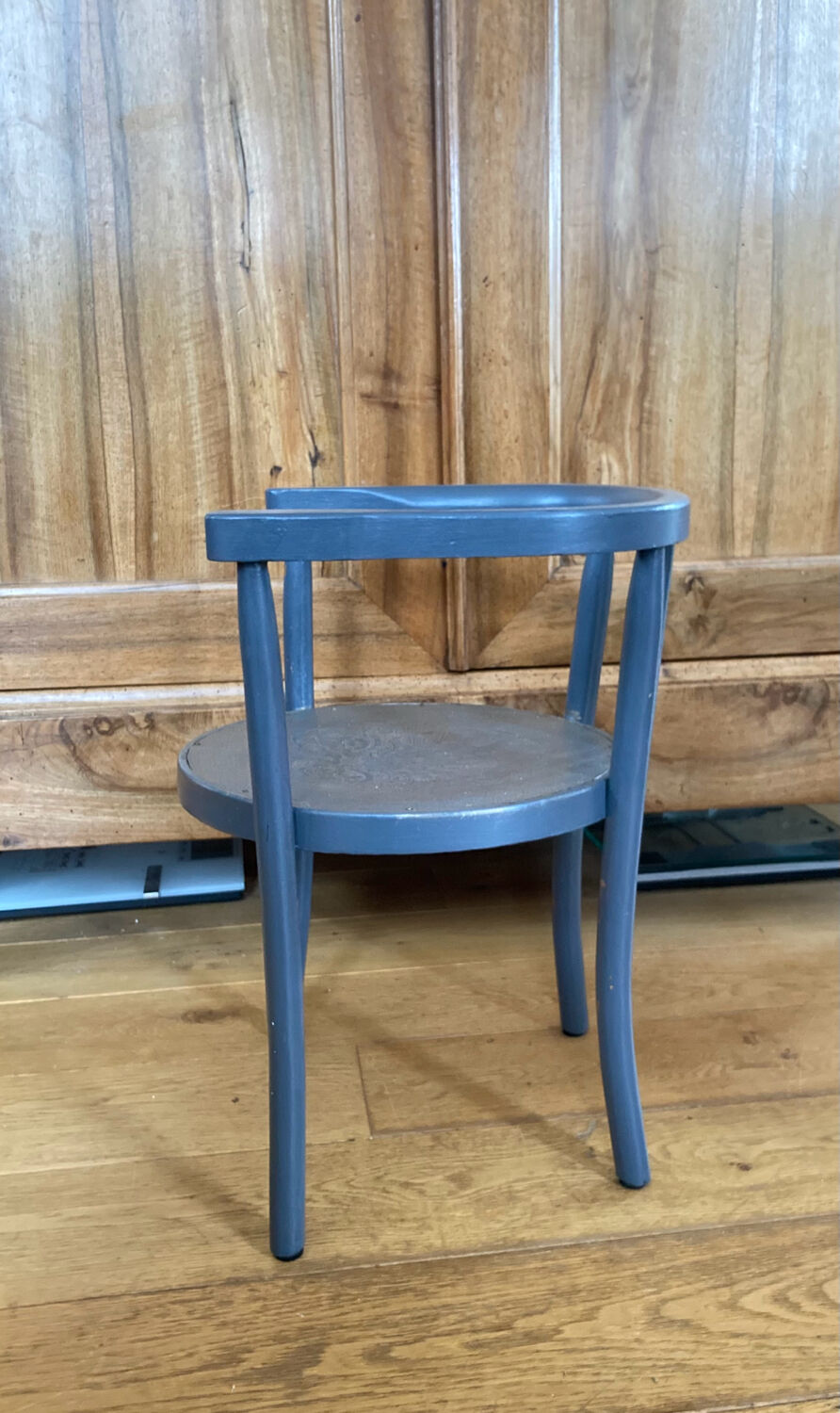 Curved wooden armchair from the late 19th/early 20th century.