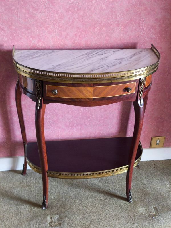 Petite console-desserte demi-lune style Louis XVI en acajou et marbre