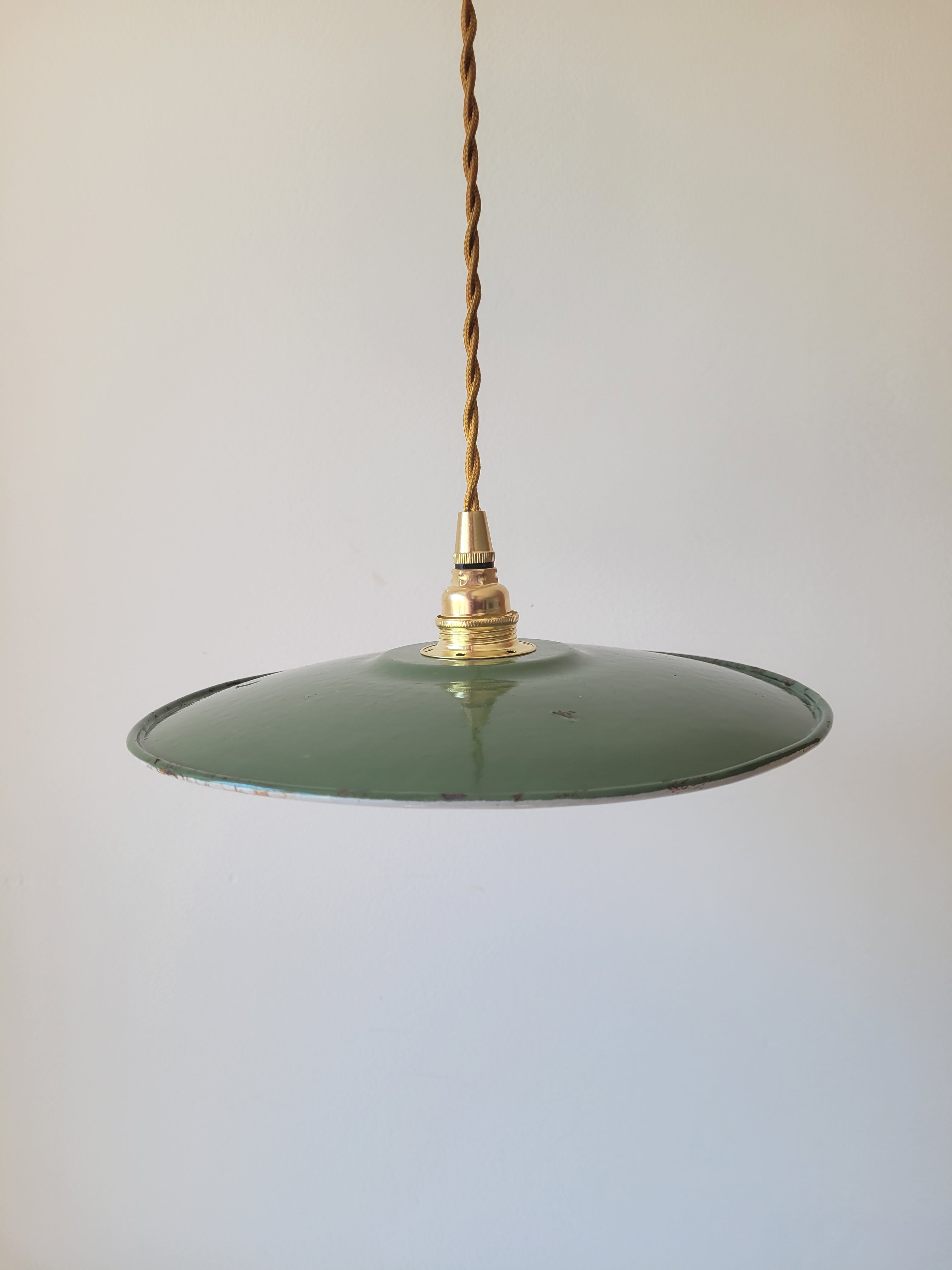 Enamelled sheet metal suspension