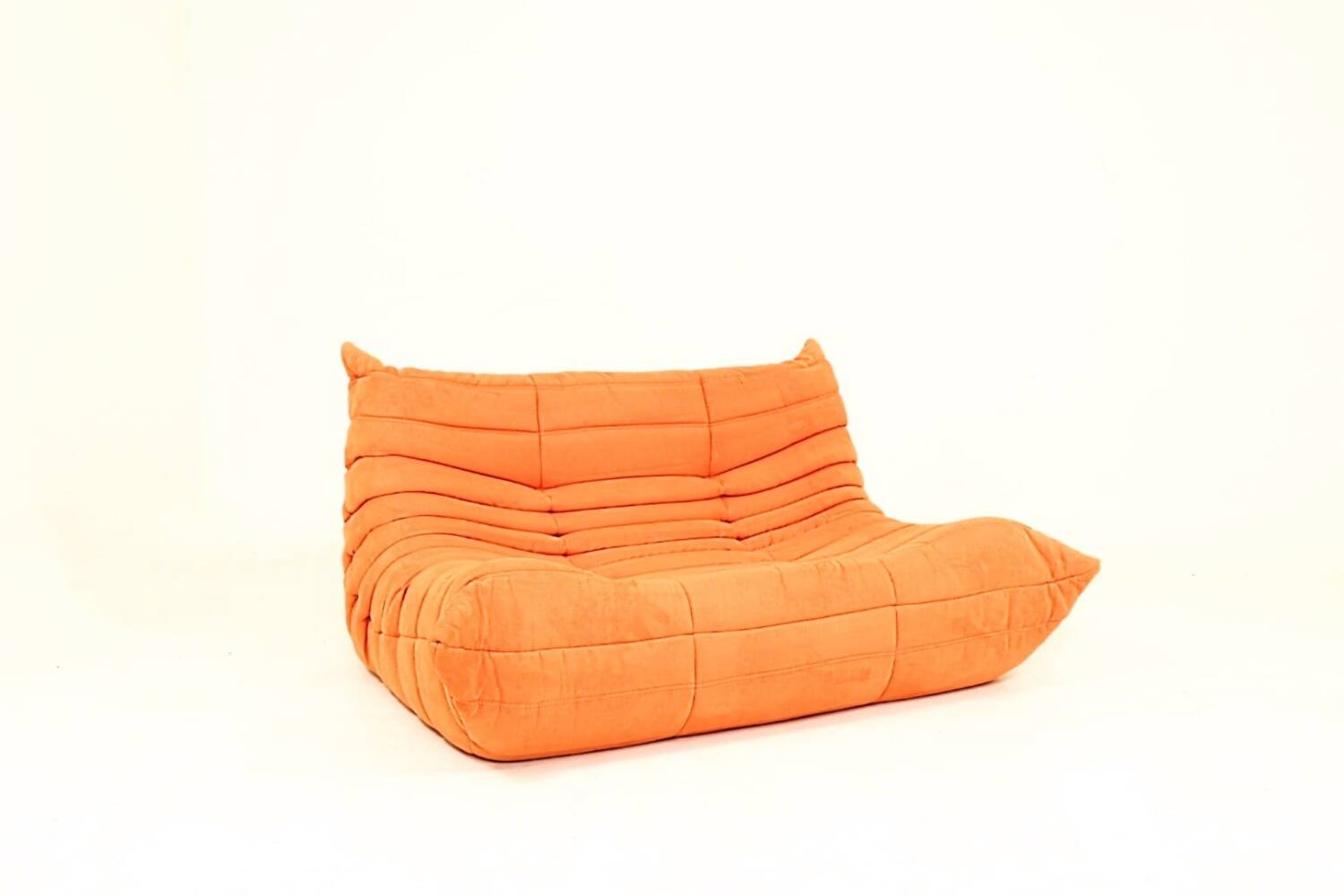 Sofa Togo conçu par Ligne Roset Petit Canapé Couleur Orange Juteux
