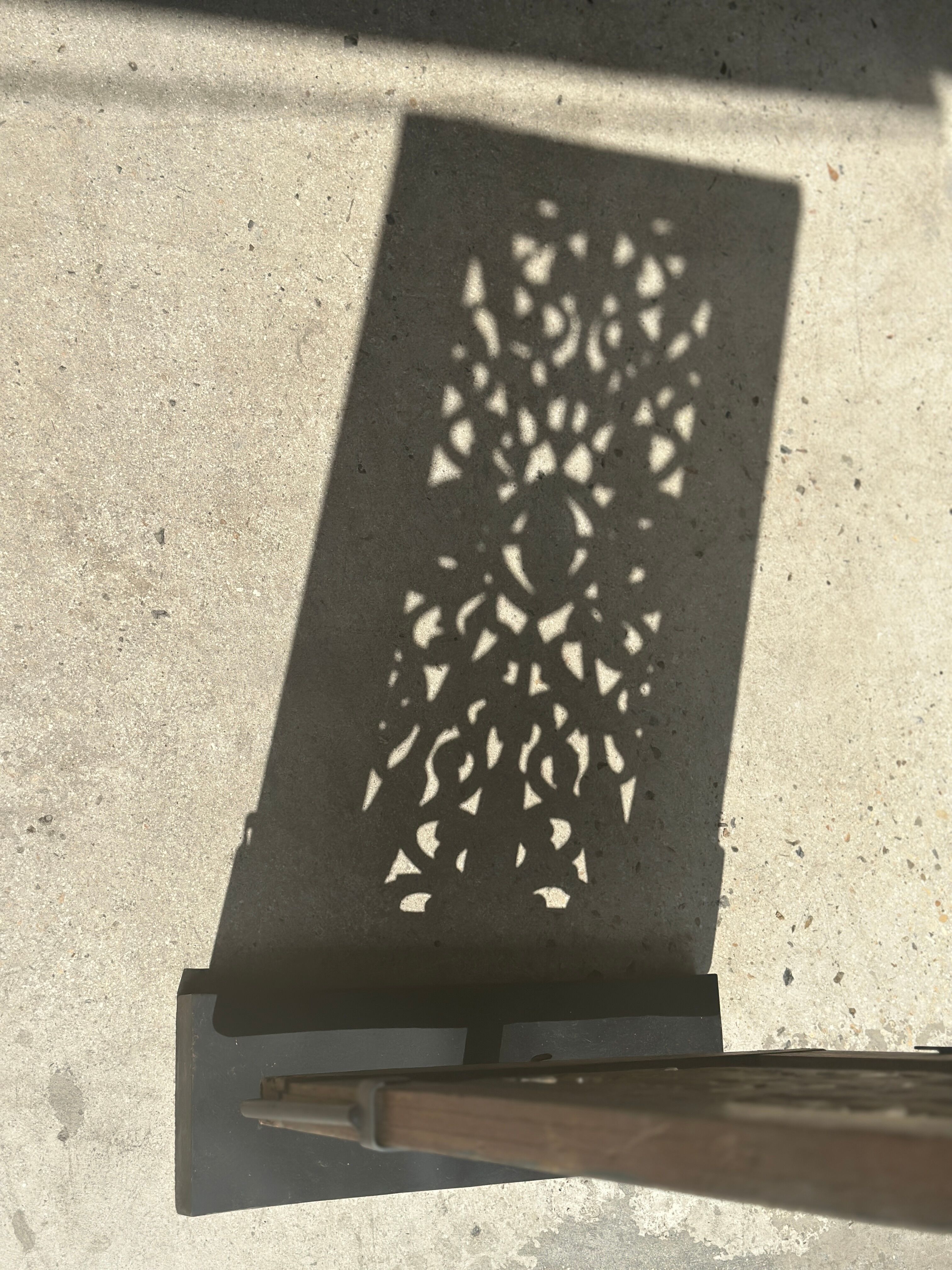 Rectangular Indonesian construction element with blue and yellow plant in carved wood