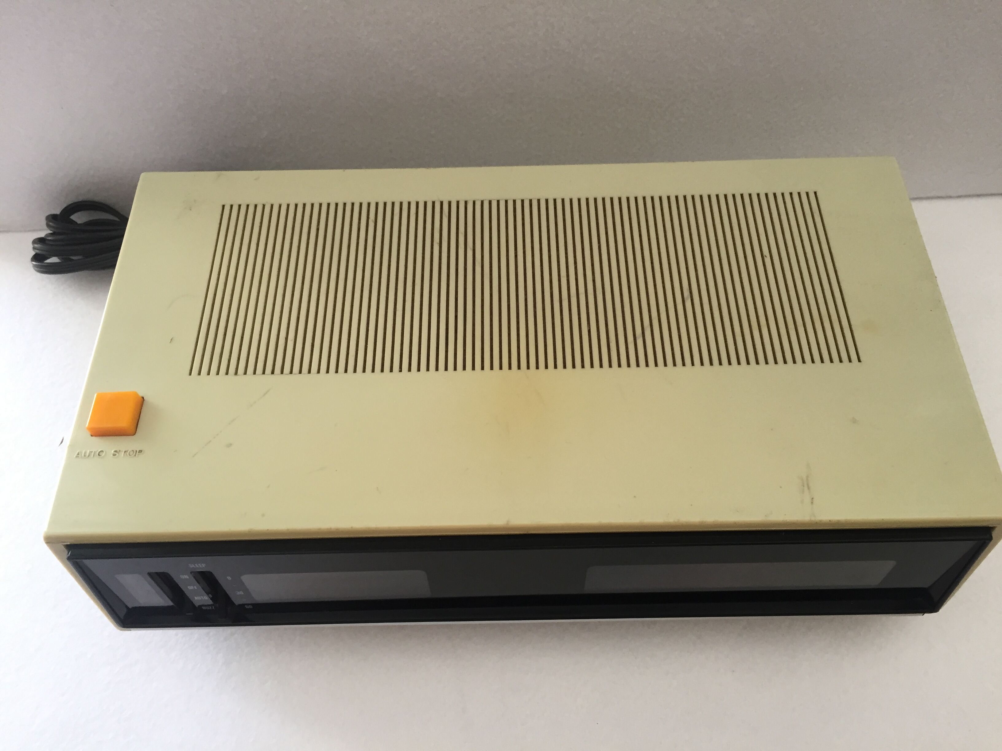 Old vintage electric alarm clock radio universum dcr-011 slat model