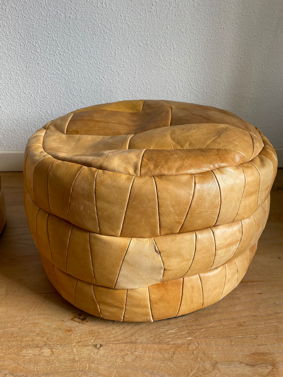 Set of 2 patchwork leather poufs brown camel De Sède