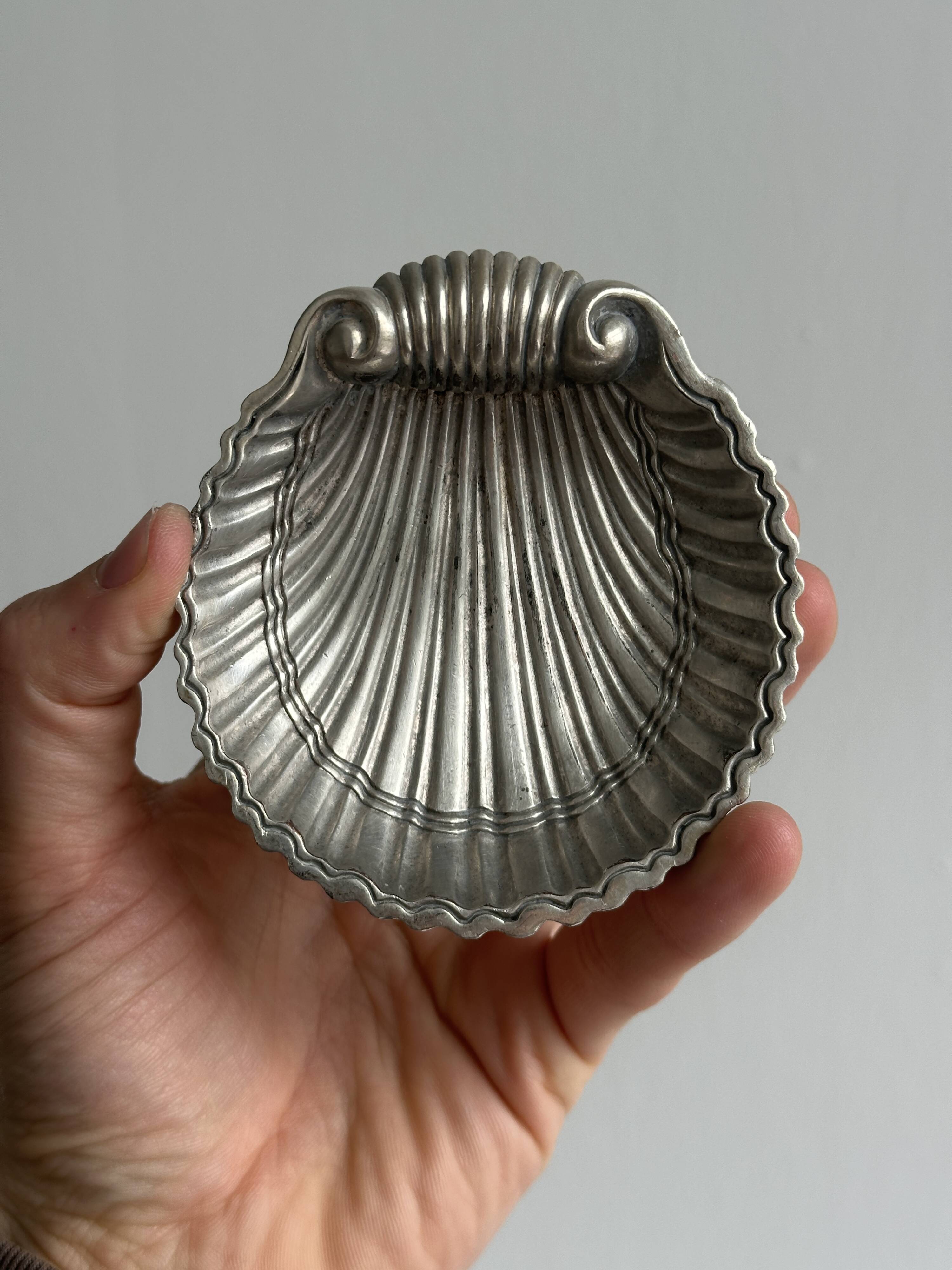 Coupelle Christofle en métal en forme de coquille