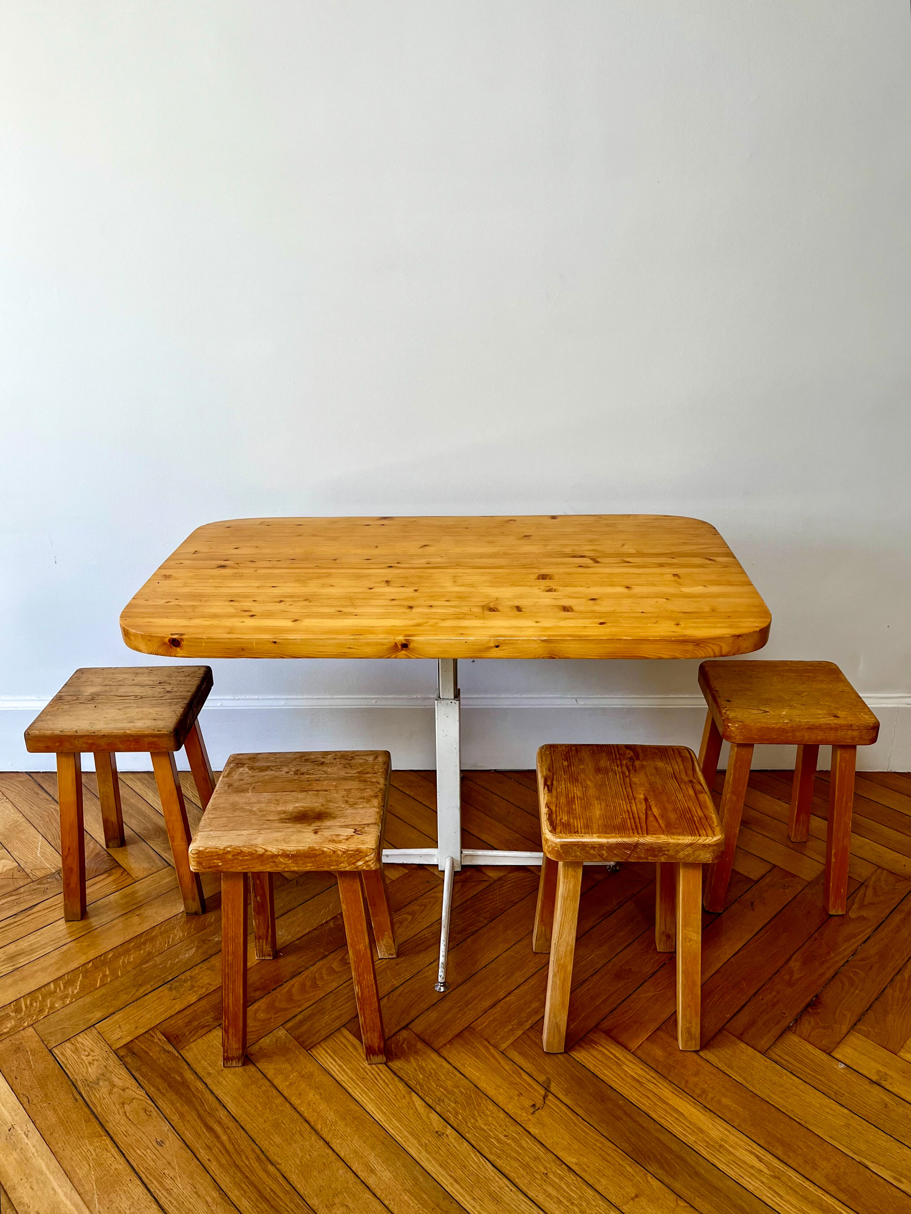 Table et 4 tabourets de Charlotte Perriand, les Arcs, 1960s