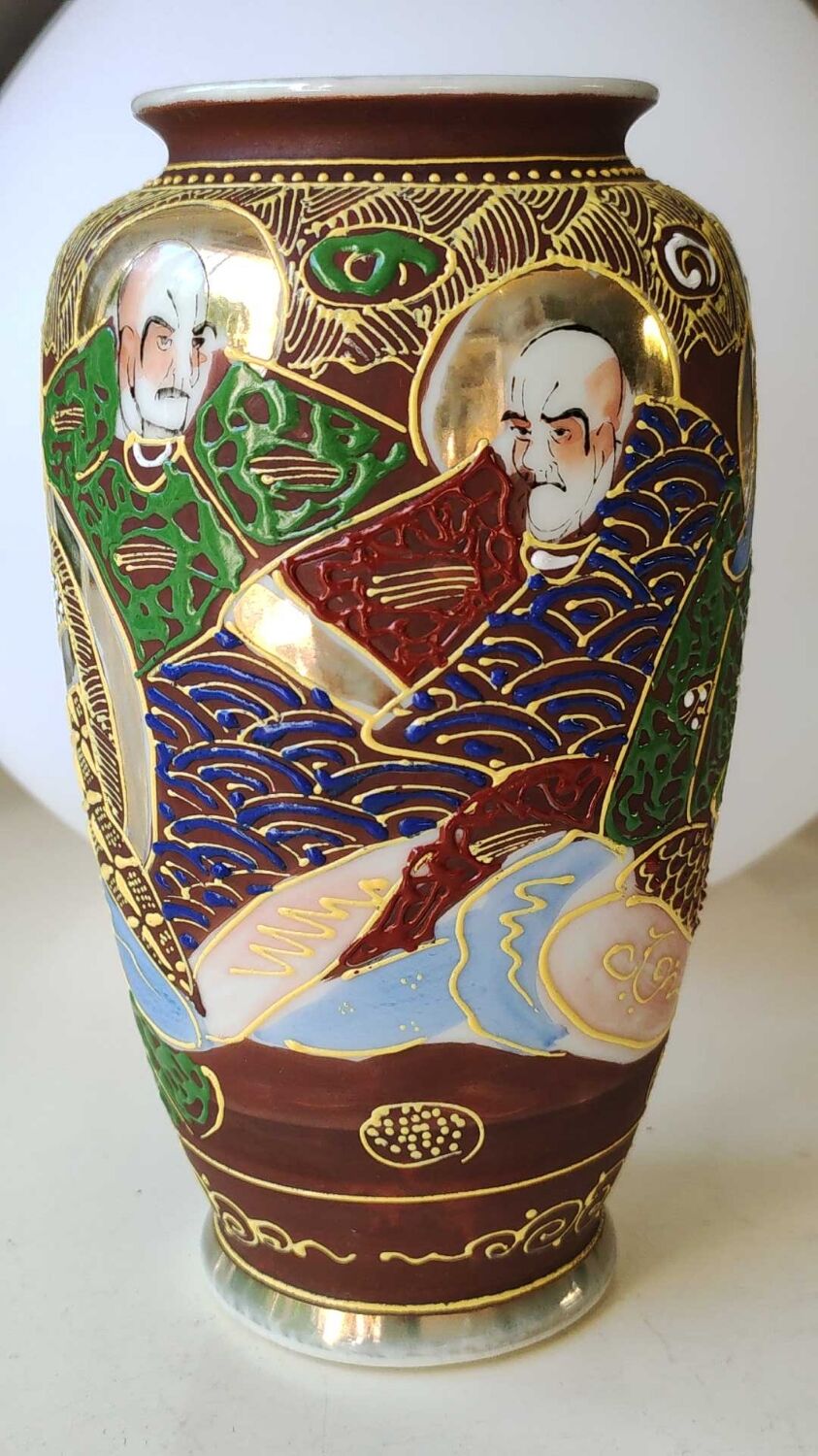 Satsuma Moriage vase in glazed ceramic, hand painted. 50s. Scenes of life of notables