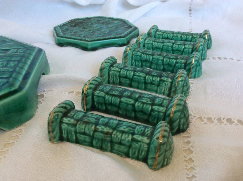 Set of 6 knife holders, a trivet, a 1960s bottle coaster