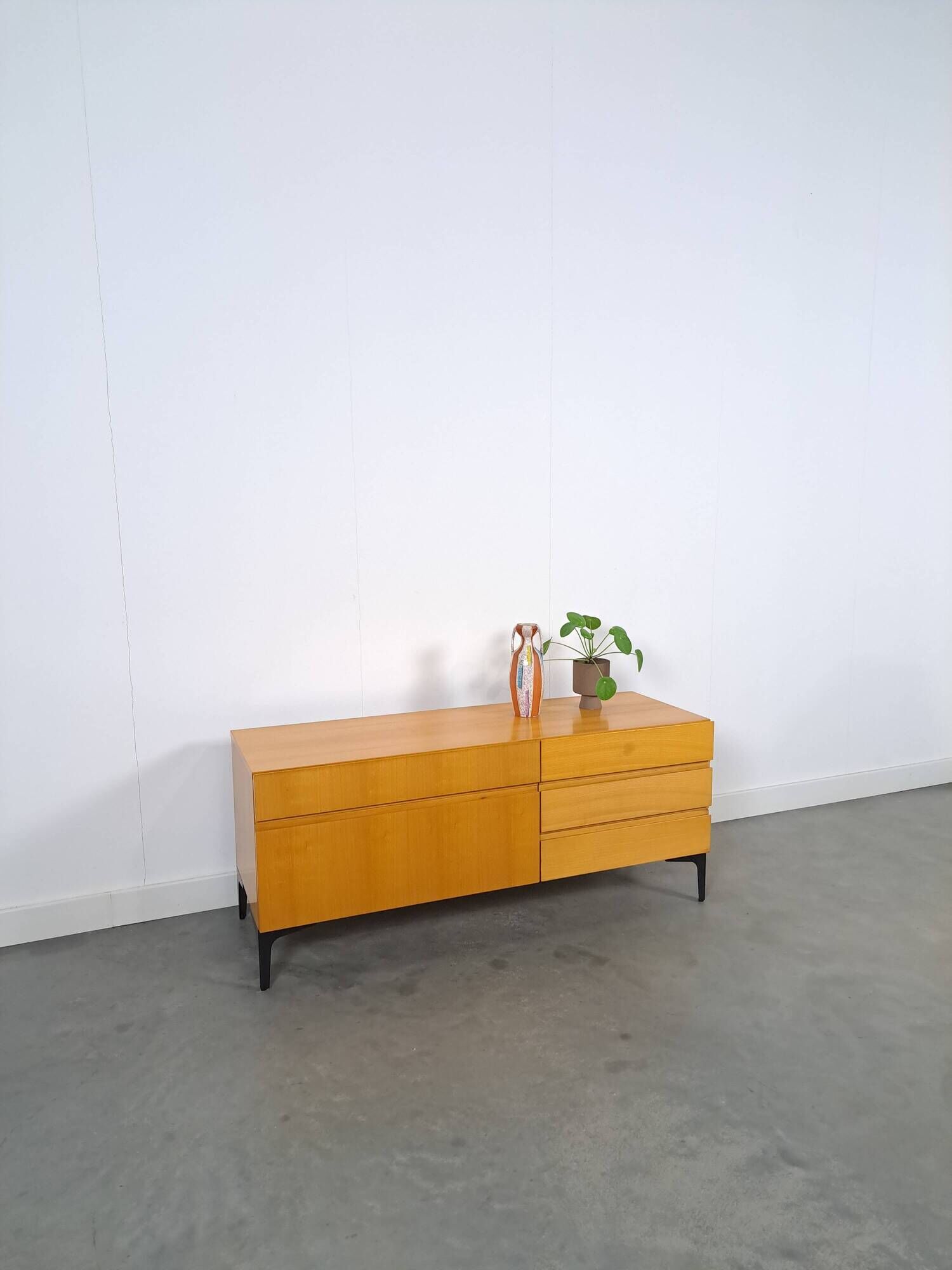 Fineer tv meubel dressoir met lades en zwart stalen poten