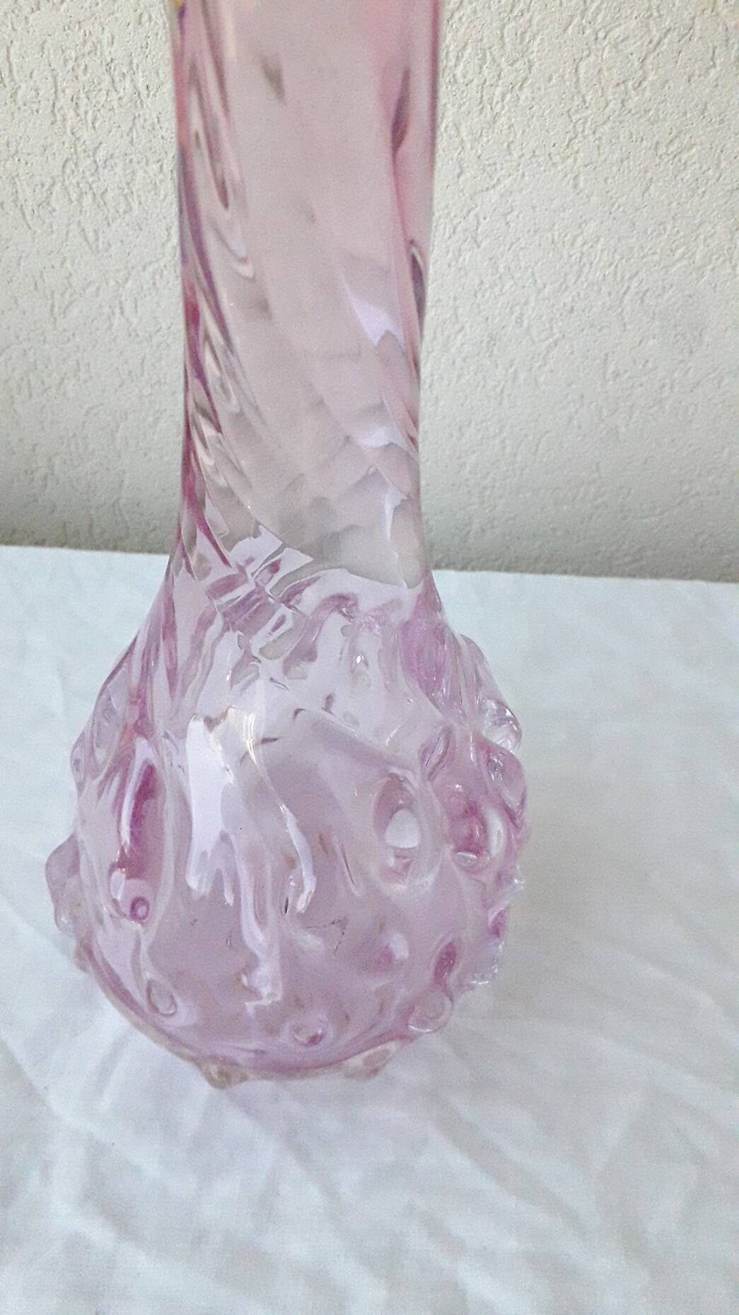 Vase en verre rose